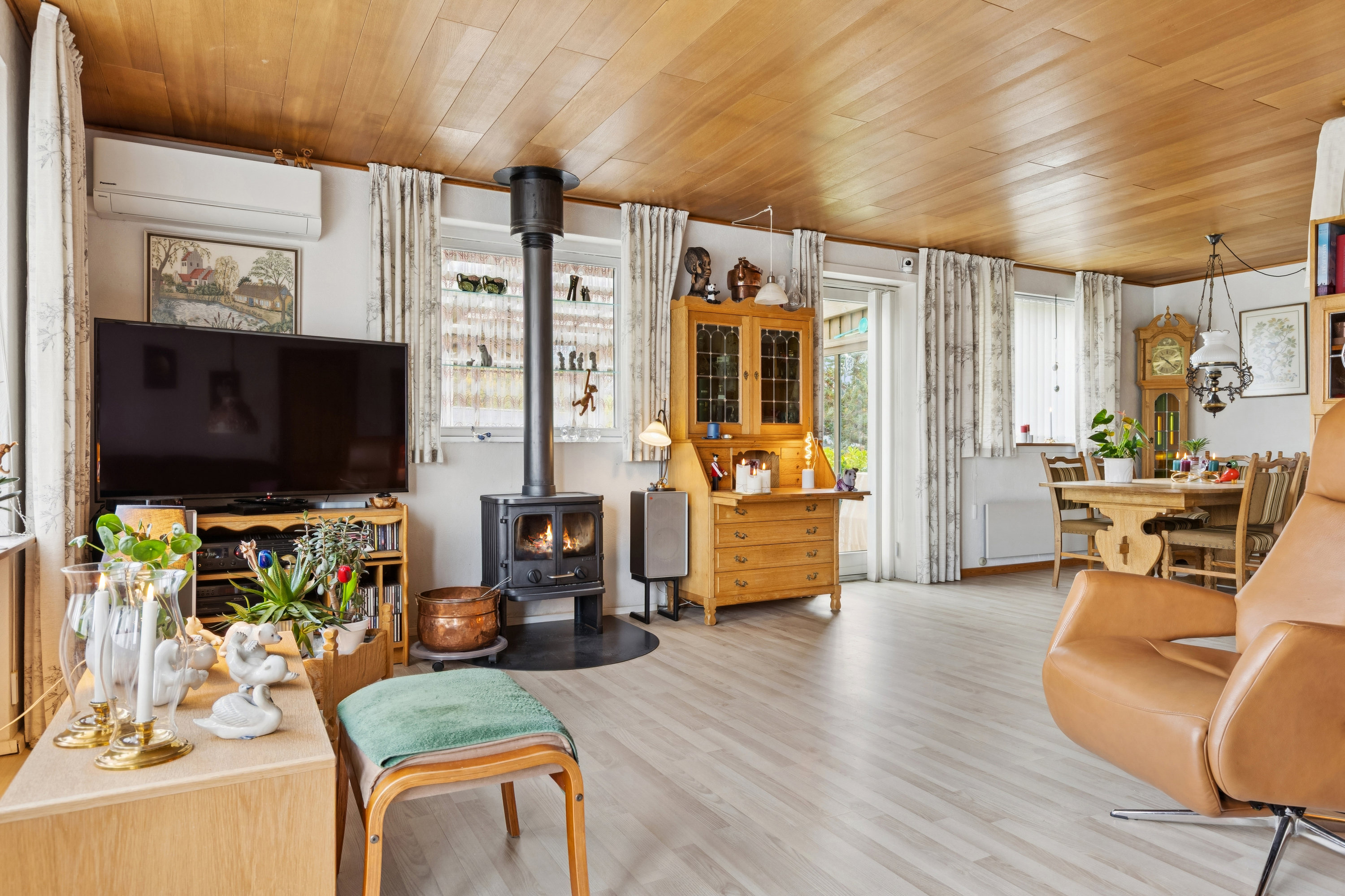 Fremhævet stue billede i fuldskærmstilstand. Billede af Elmegården 124, 4450 Jyderup