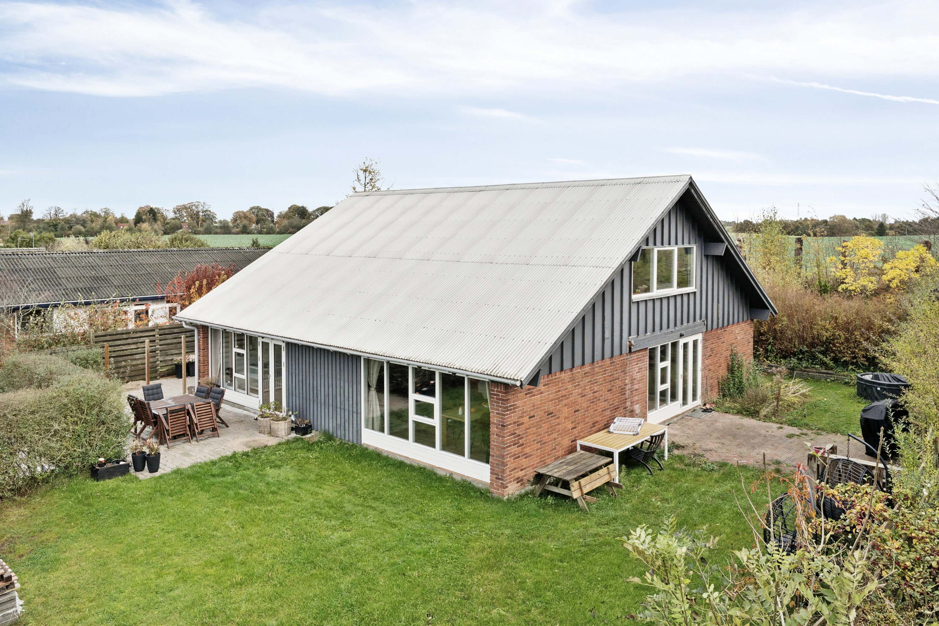 Fremhævet set fra haven billede i fuldskærmstilstand. Billede af Liljevej 45, Vester Såby, 4330 Hvalsø