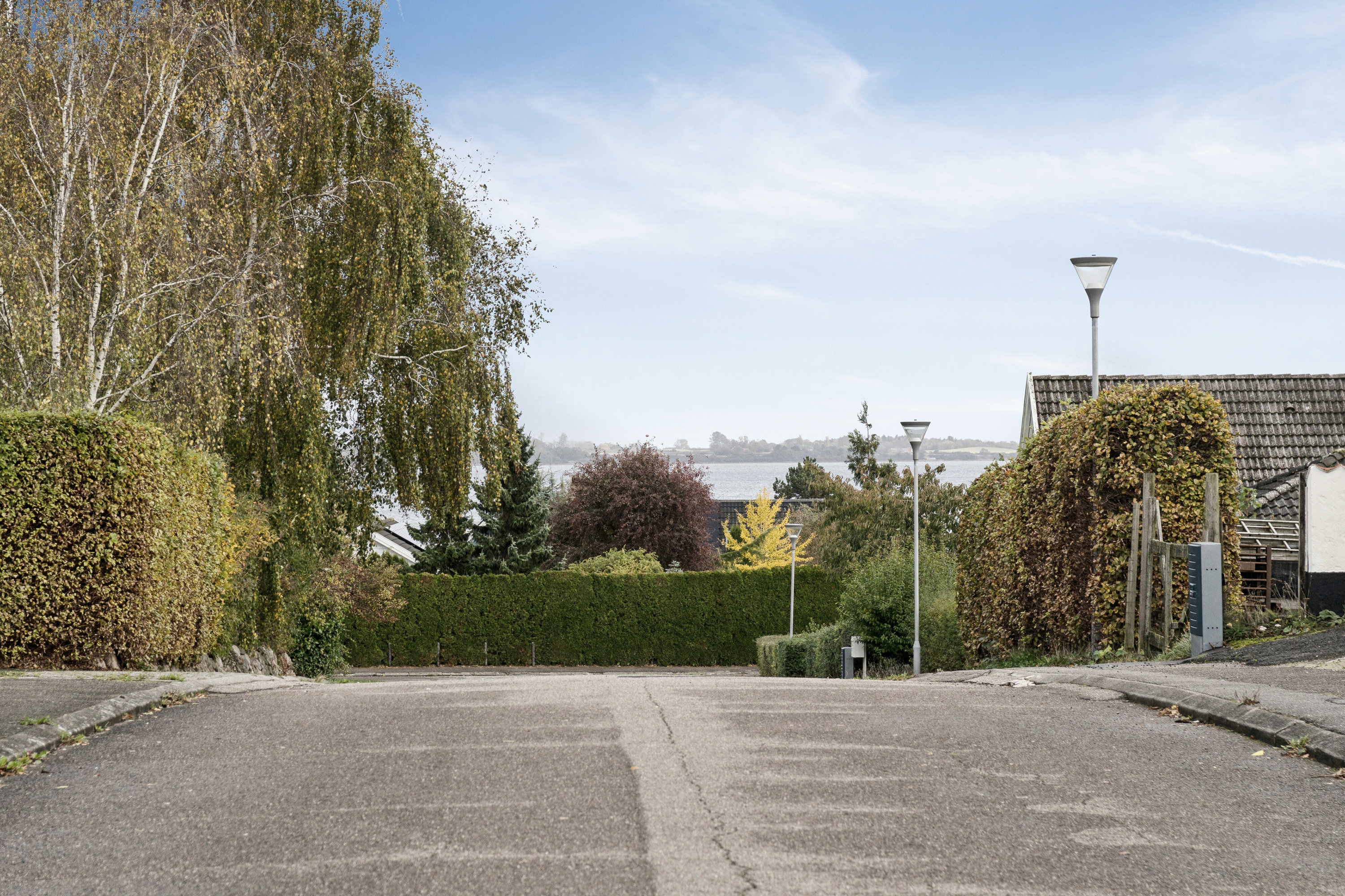 Miniaturebillede 2: set fra vejen. Billede af Æble Alle 41, Strandhusene, 4500 Nykøbing Sj