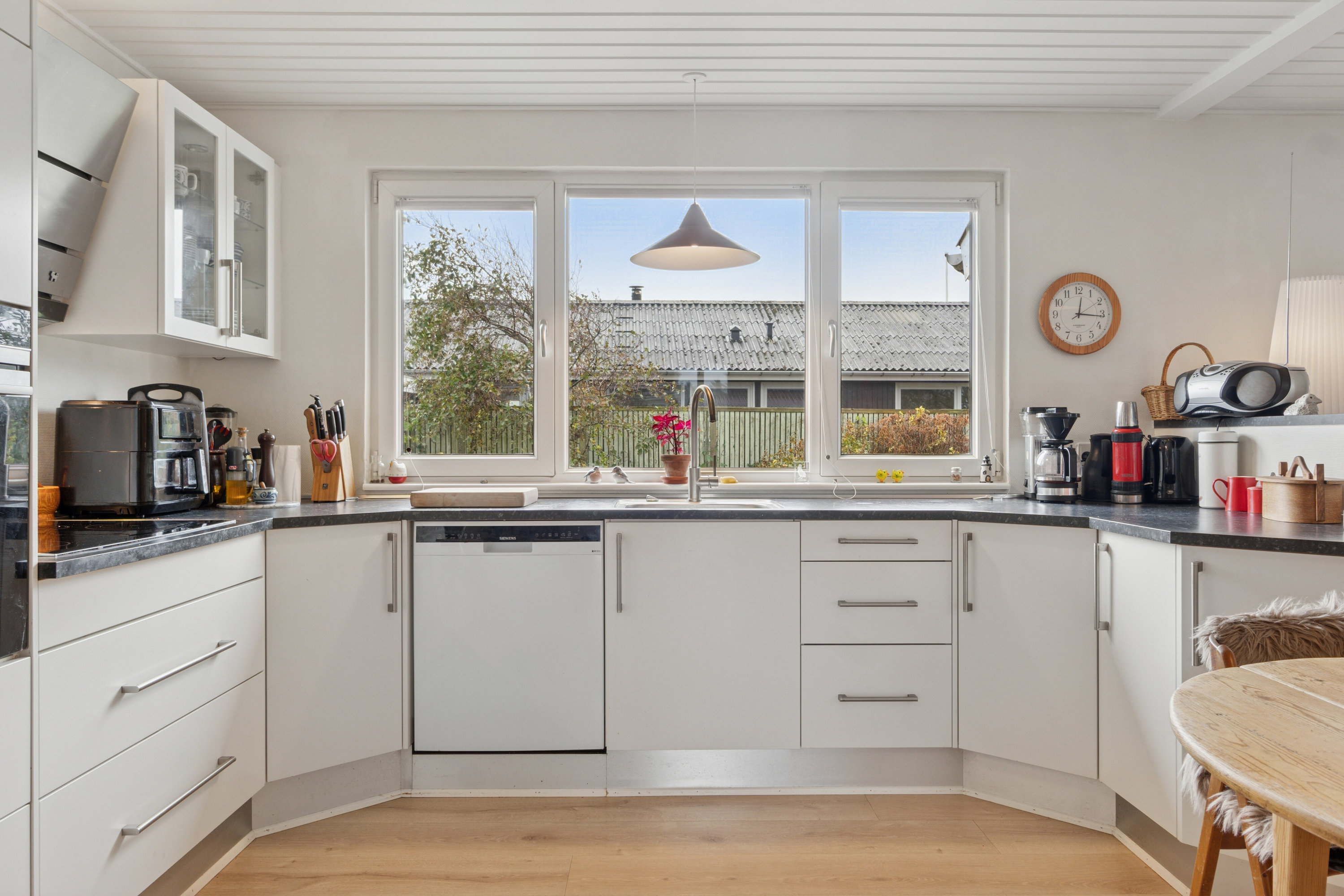 Fremhævet køkken billede i fuldskærmstilstand. Billede af Tyttebærvej 4, Agger, 7770 Vestervig