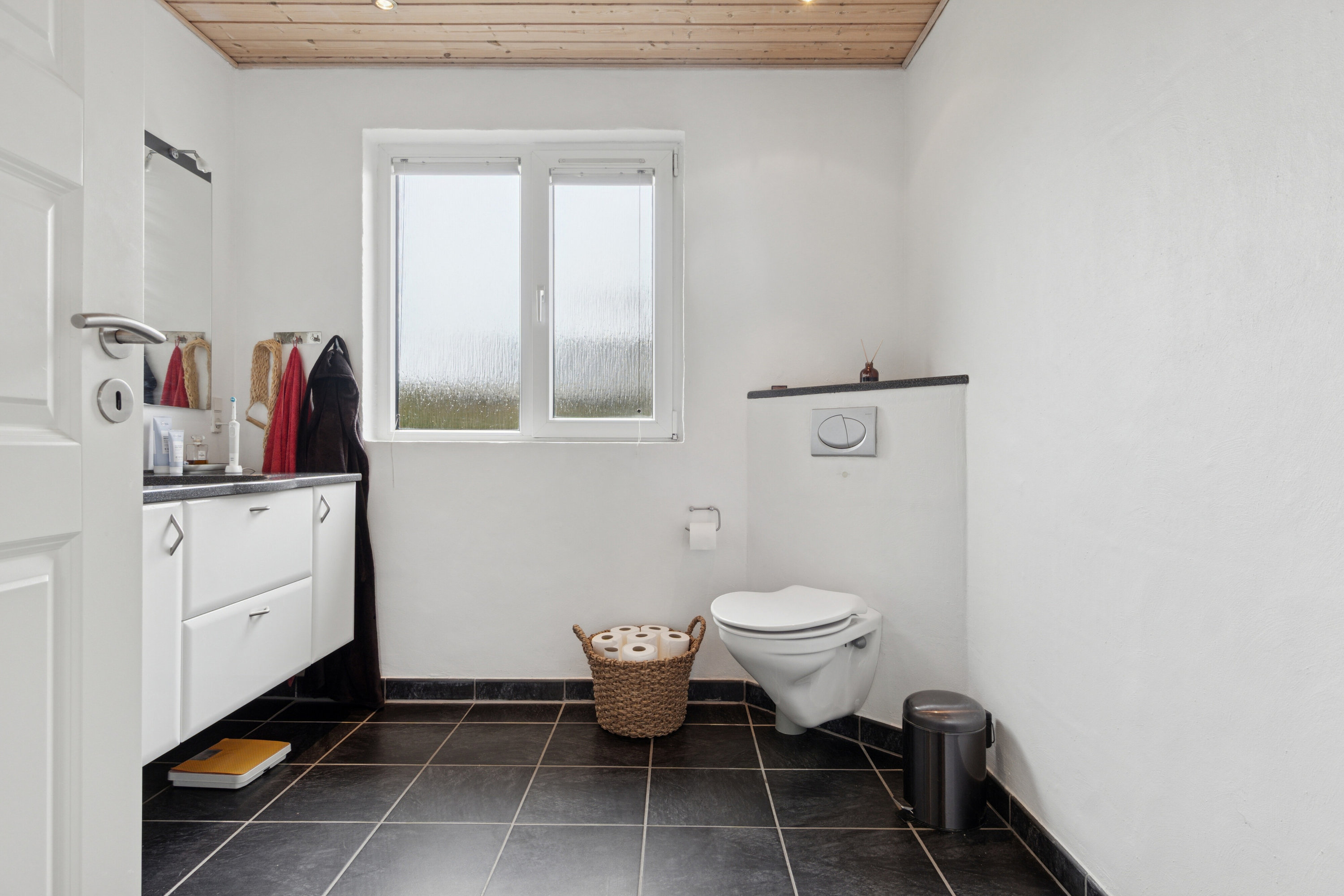 Fremhævet badeværelse billede i fuldskærmstilstand. Billede af Tyttebærvej 4, Agger, 7770 Vestervig