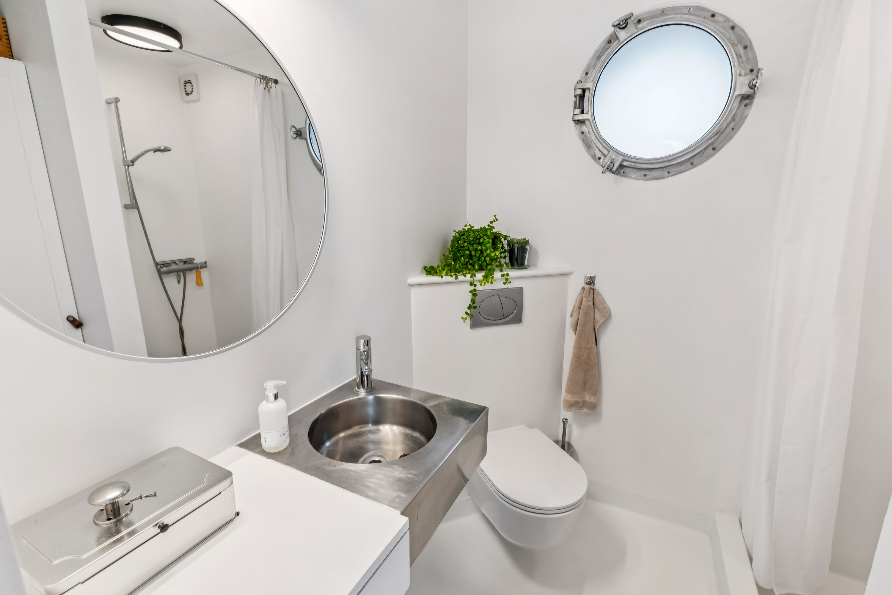 Fremhævet  billede i fuldskærmstilstand. Billede af William Wains Gade 23 (Husbåd), 1432 København K