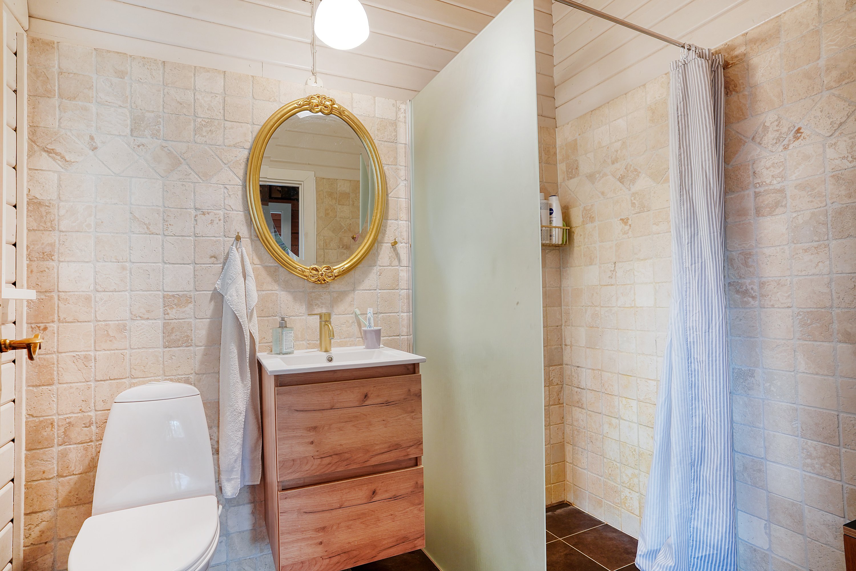 Fremhævet badeværelse billede i fuldskærmstilstand. Billede af Løvvænget 37, 3100 Hornbæk