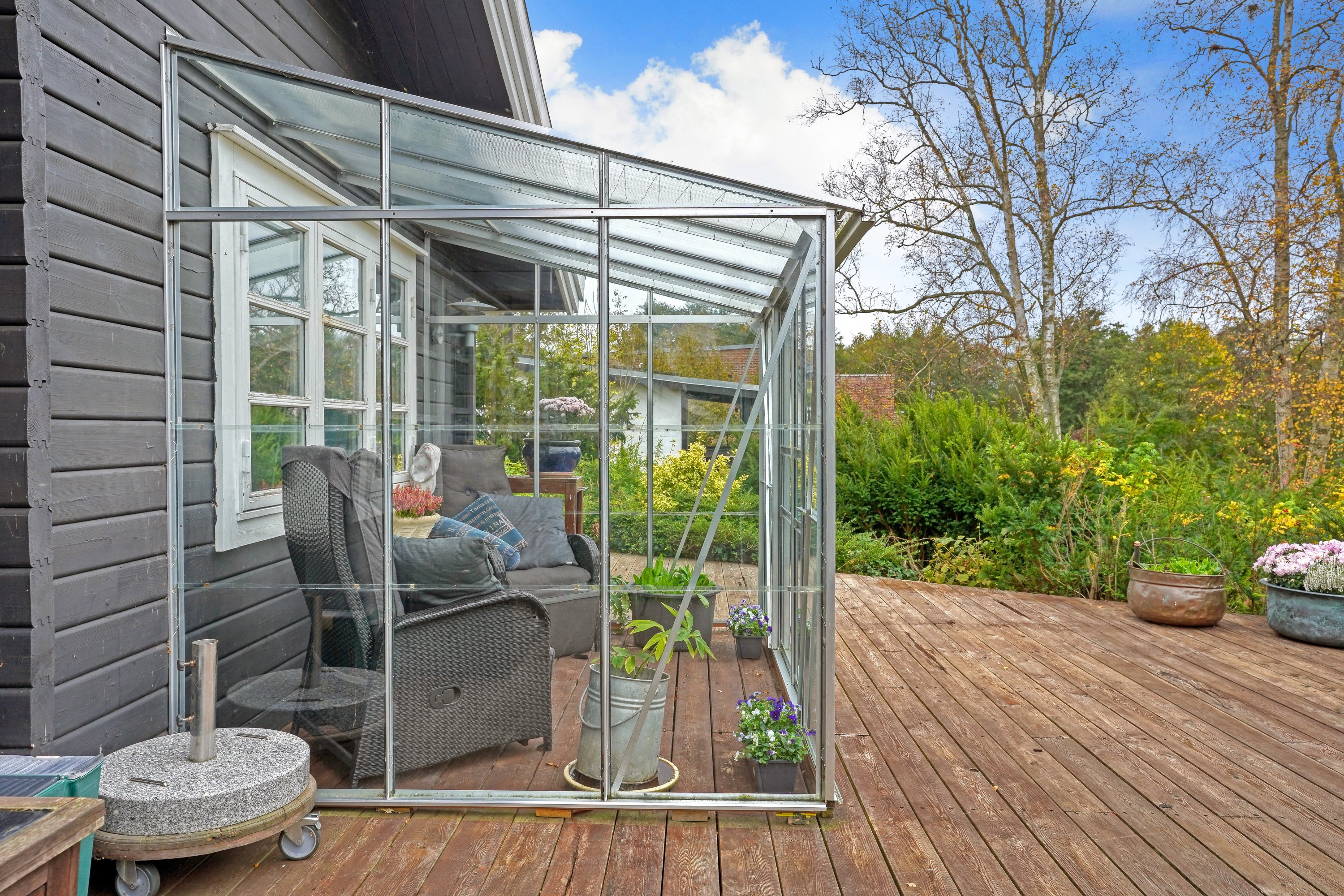 Fremhævet terrasse billede i fuldskærmstilstand. Billede af Løvvænget 37, 3100 Hornbæk