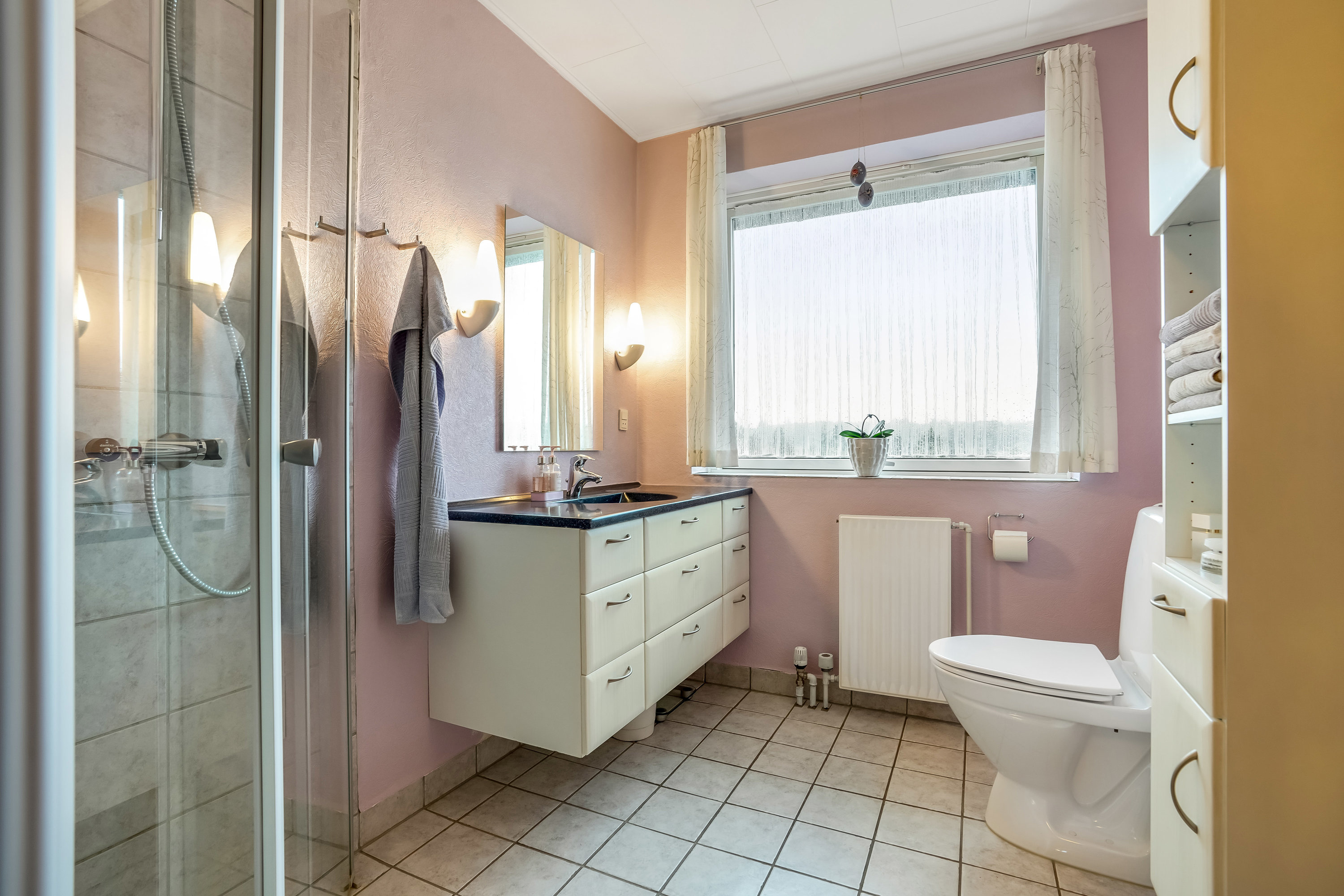 Fremhævet badeværelse billede i fuldskærmstilstand. Billede af Søndergade 109, 8740 Brædstrup