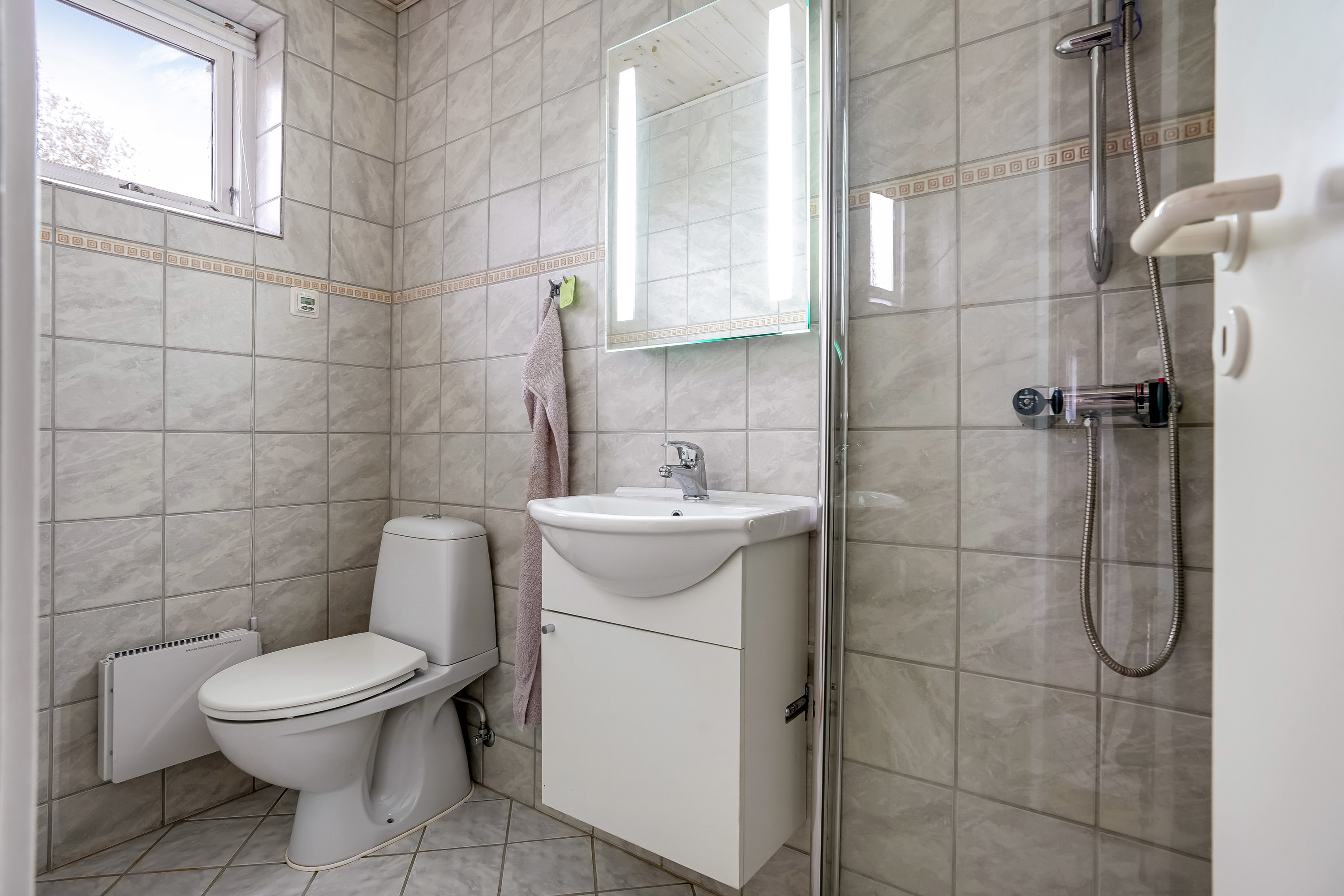 Fremhævet badeværelse billede i fuldskærmstilstand. Billede af Bondebjergvej 4, Grædstrup, 8740 Brædstrup