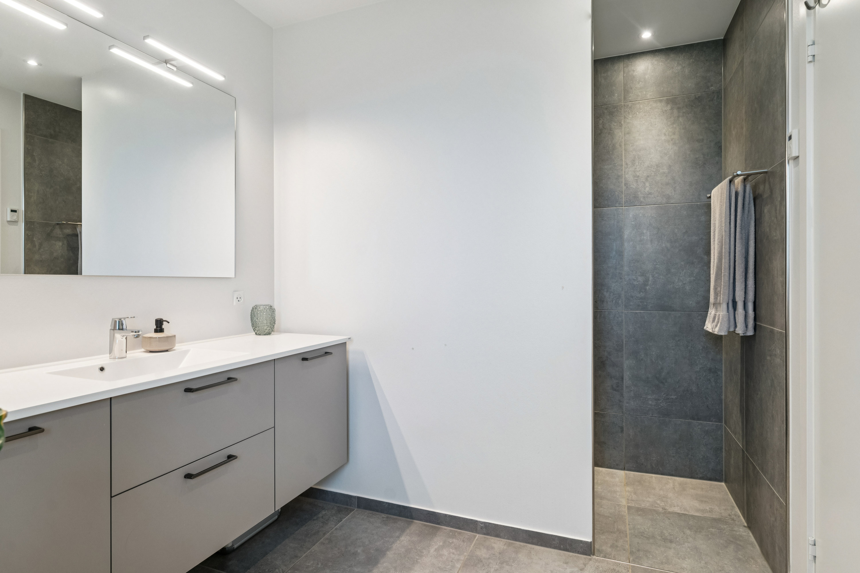 Fremhævet badeværelse billede i fuldskærmstilstand. Billede af Muldvarpekrogen 28, 8850 Bjerringbro