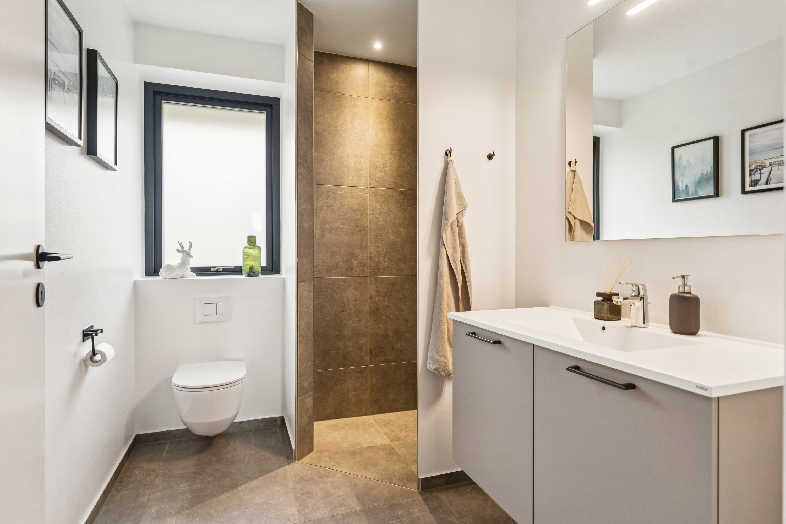 Fremhævet badeværelse billede i fuldskærmstilstand. Billede af Muldvarpekrogen 28, 8850 Bjerringbro