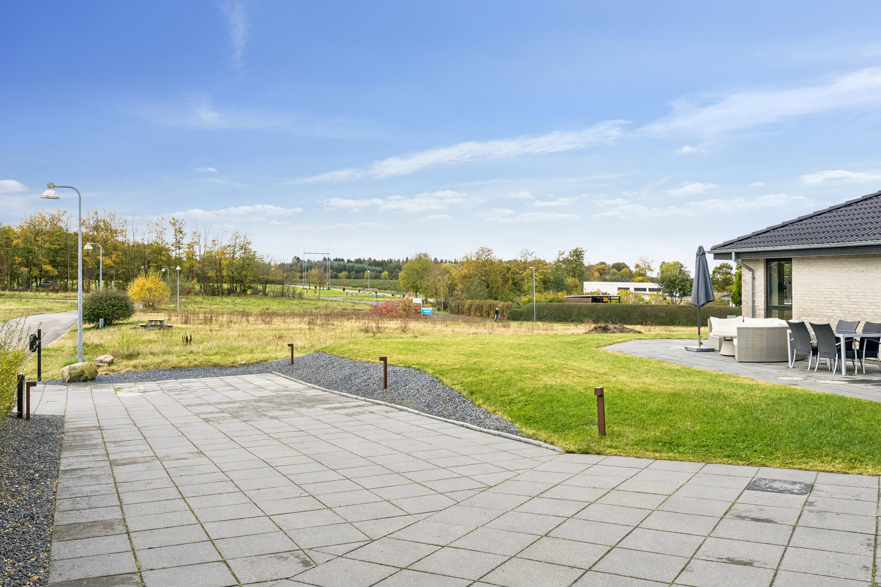 Fremhævet indkørsel billede i fuldskærmstilstand. Billede af Muldvarpekrogen 28, 8850 Bjerringbro