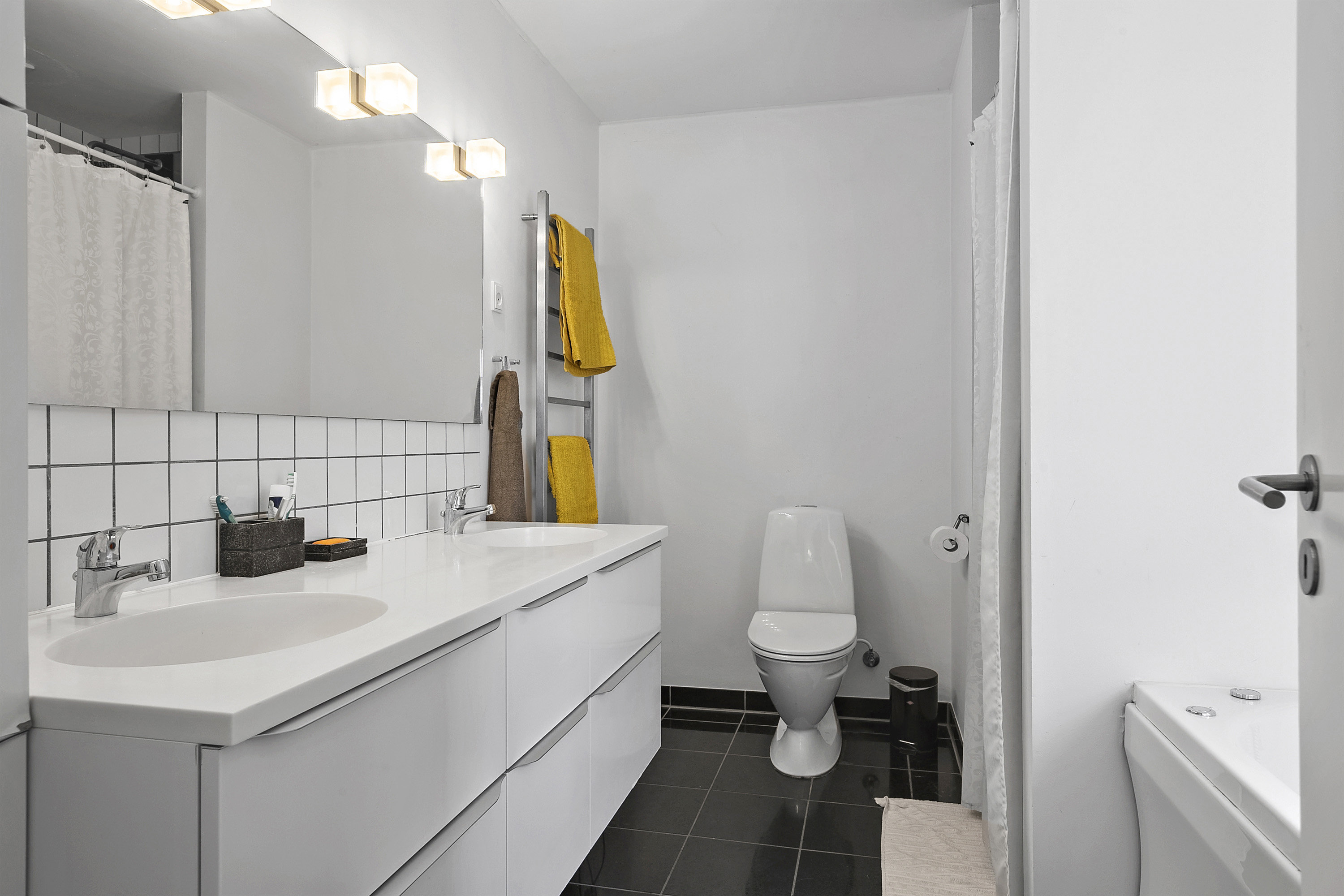 Fremhævet badeværelse billede i fuldskærmstilstand. Billede af Skovparken 66, 6200 Aabenraa