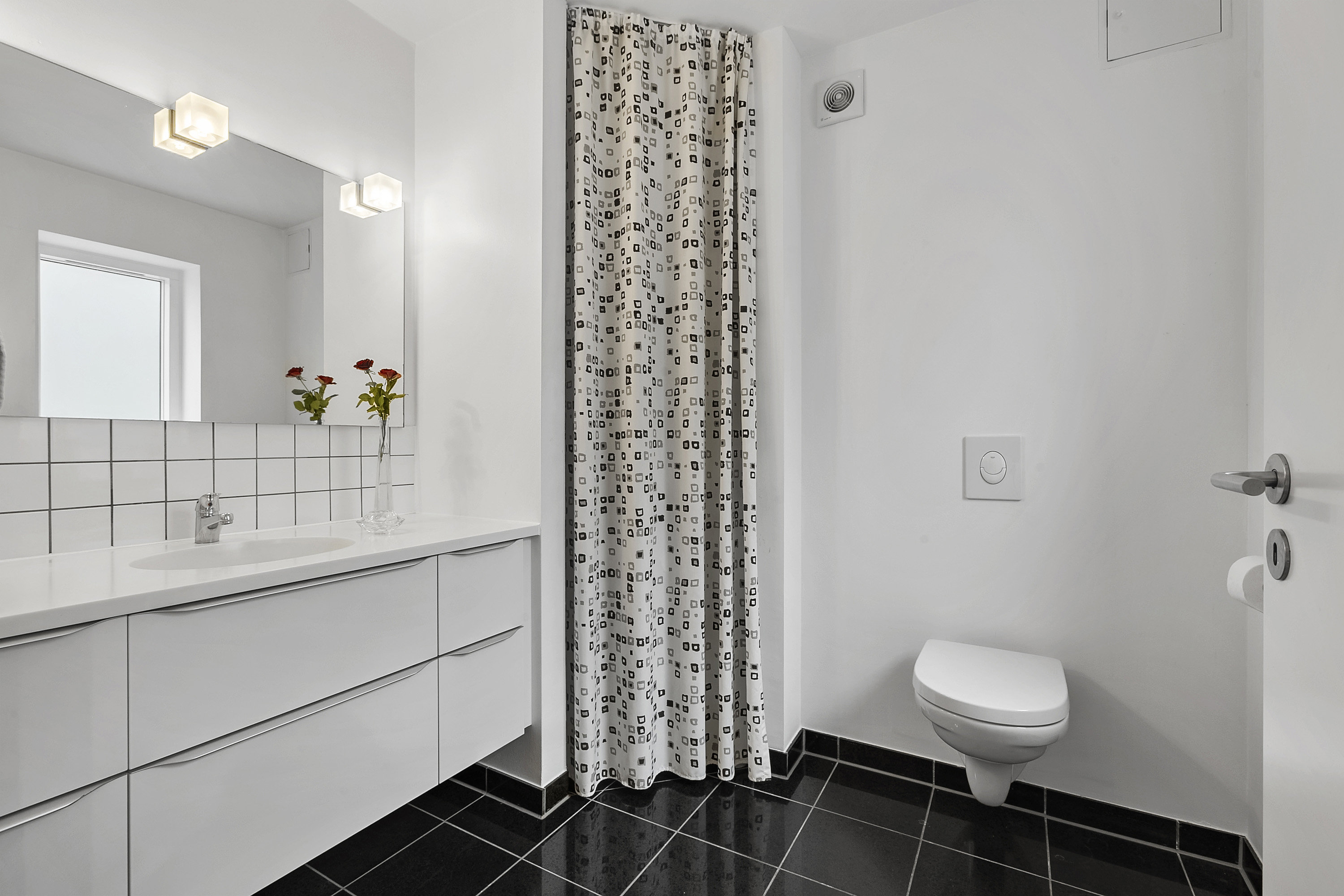 Fremhævet badeværelse billede i fuldskærmstilstand. Billede af Skovparken 66, 6200 Aabenraa