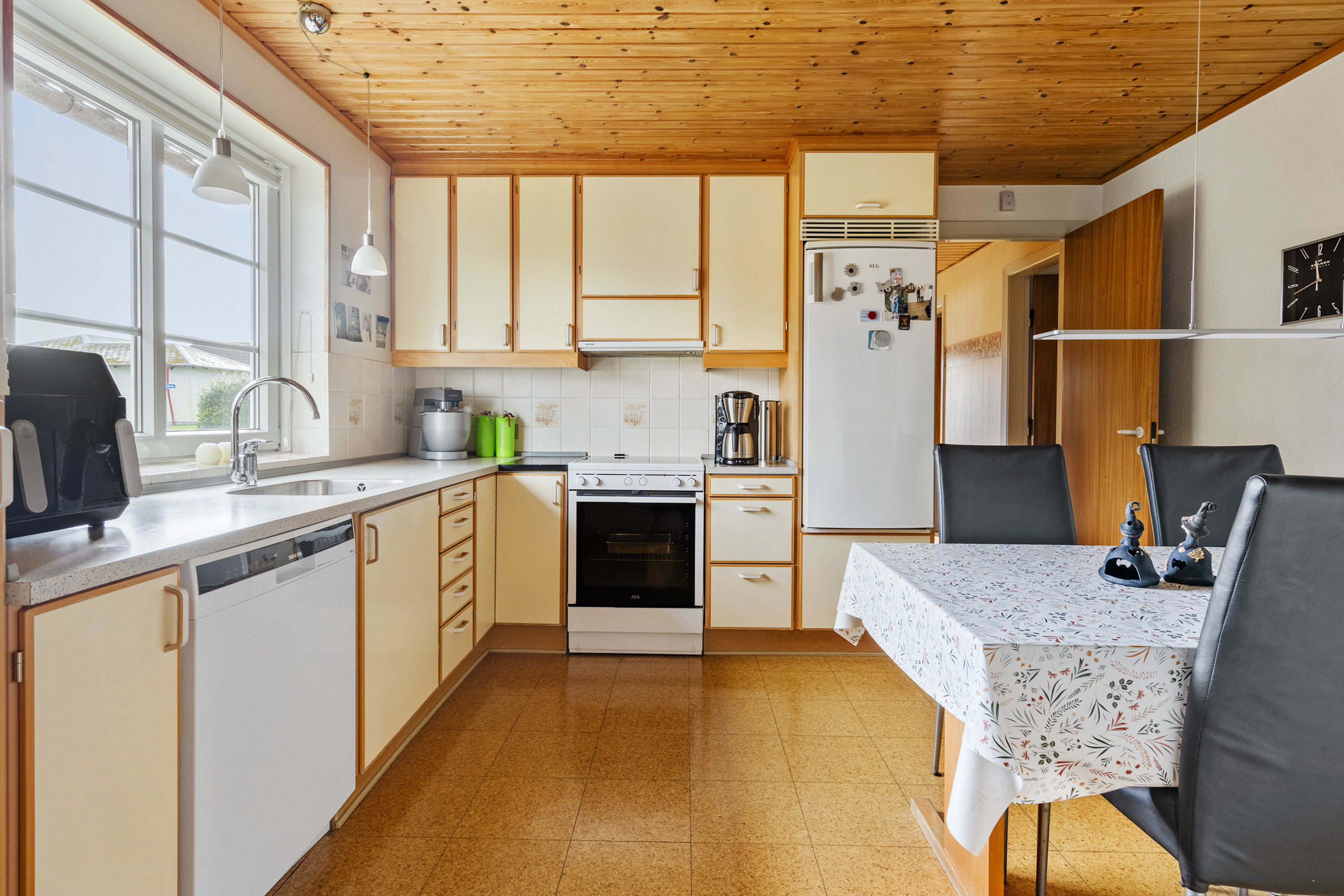 Fremhævet køkken billede i fuldskærmstilstand. Billede af Karlsgårdevej 4, Sig, 6800 Varde