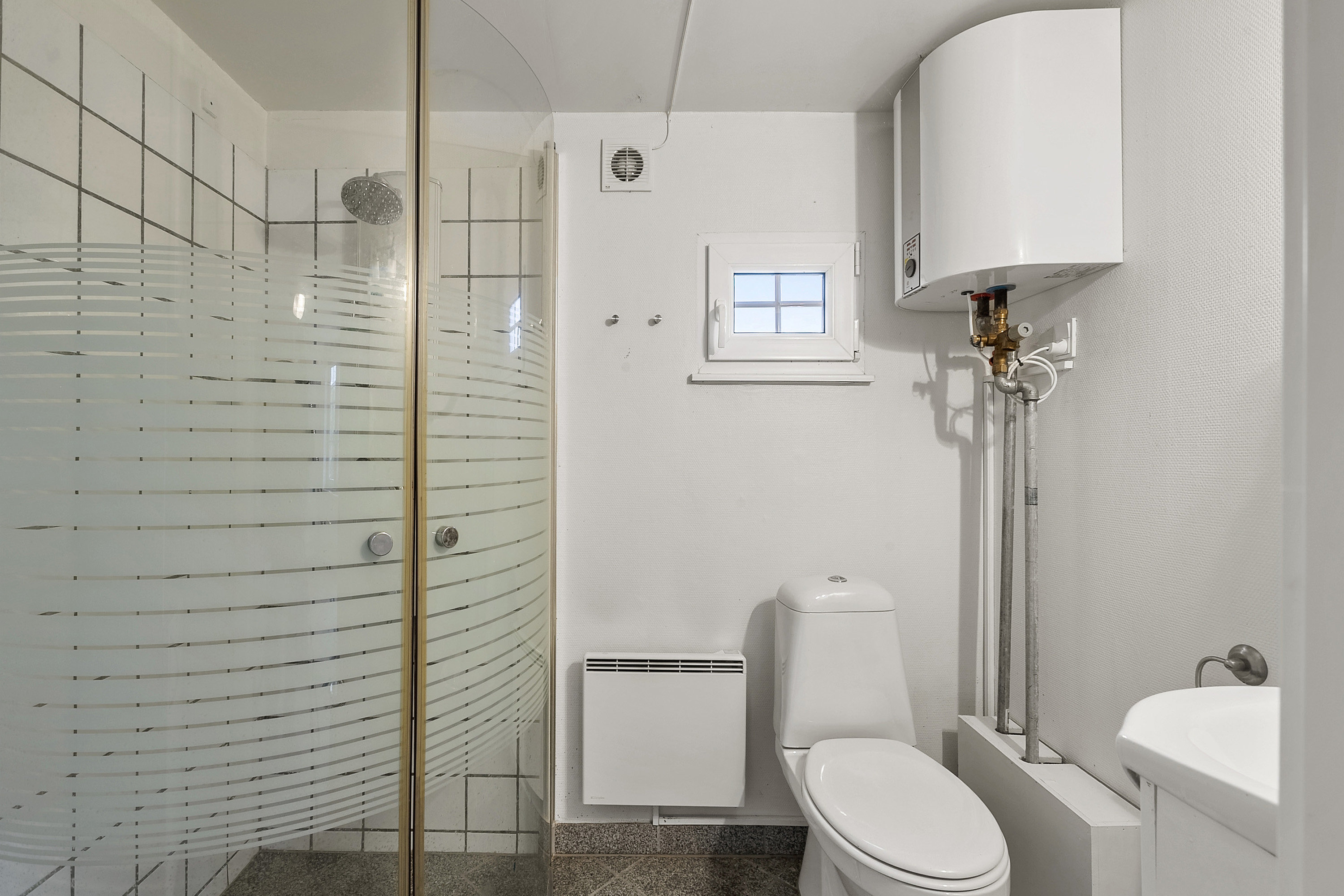 Fremhævet toilet billede i fuldskærmstilstand. Billede af Sønderballevej 31, Genner Str, 6230 Rødekro