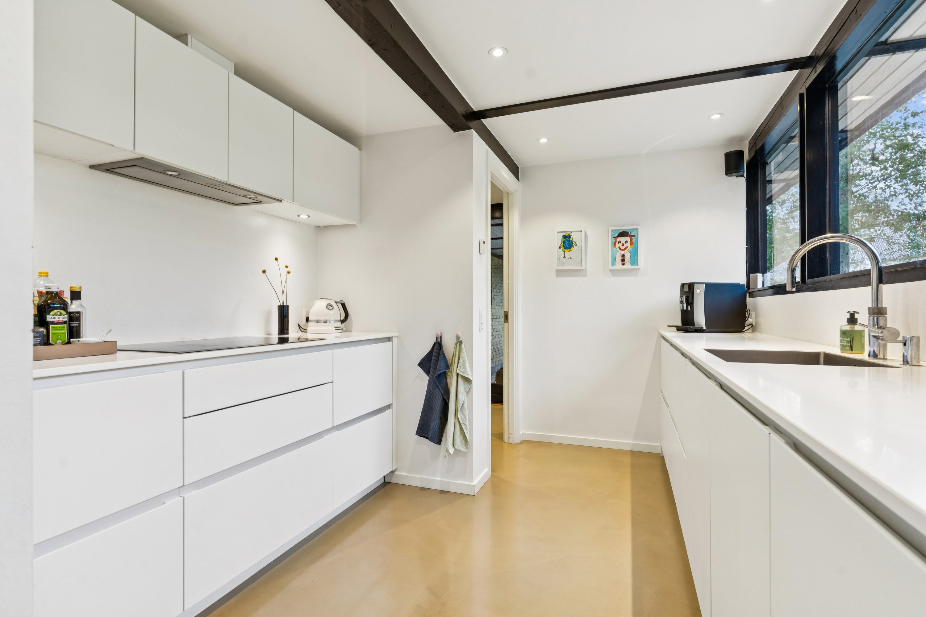 Fremhævet køkken billede i fuldskærmstilstand. Billede af Rolighedsvej 13A, Hareskov, 3500 Værløse