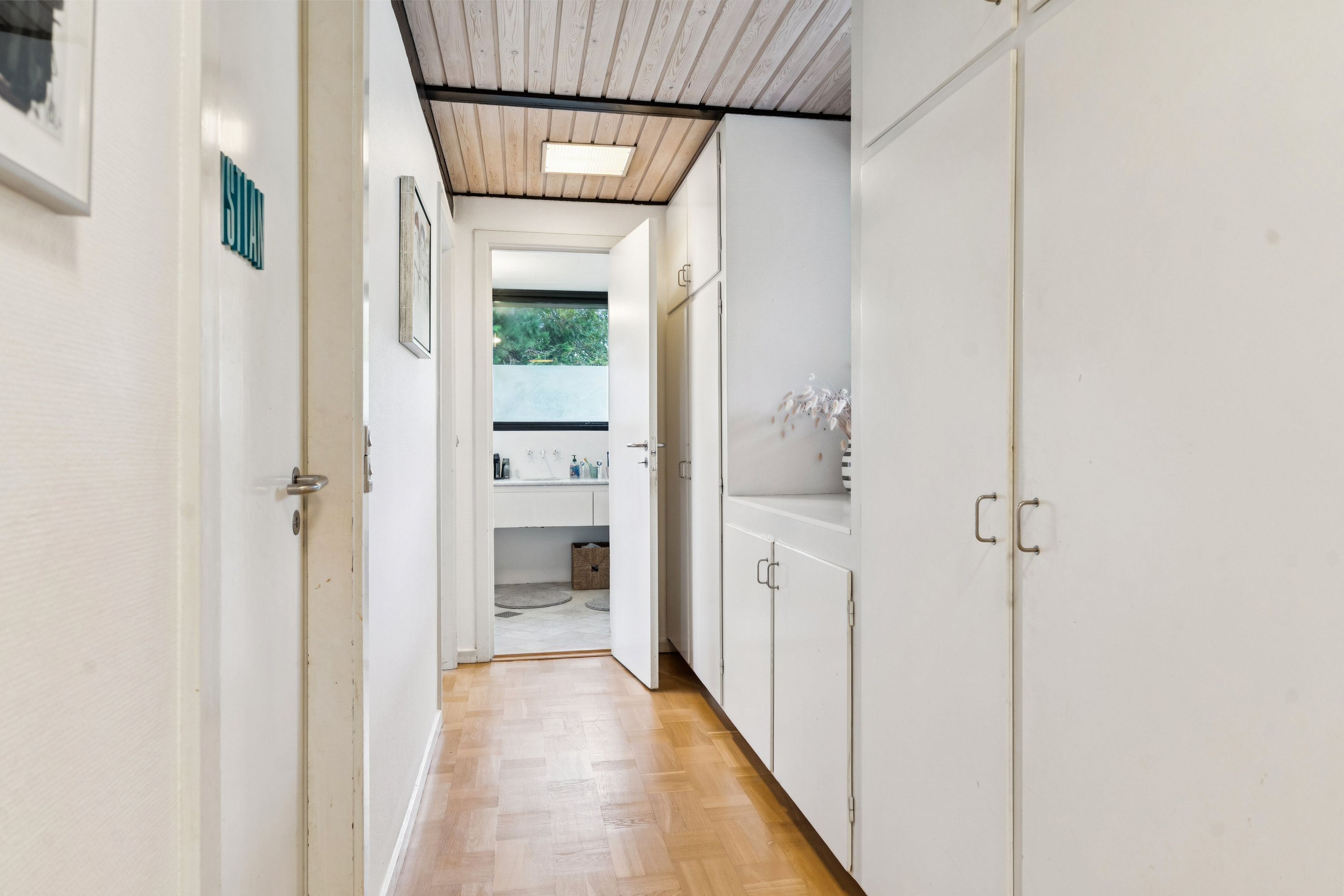 Fremhævet gang billede i fuldskærmstilstand. Billede af Rolighedsvej 13A, Hareskov, 3500 Værløse