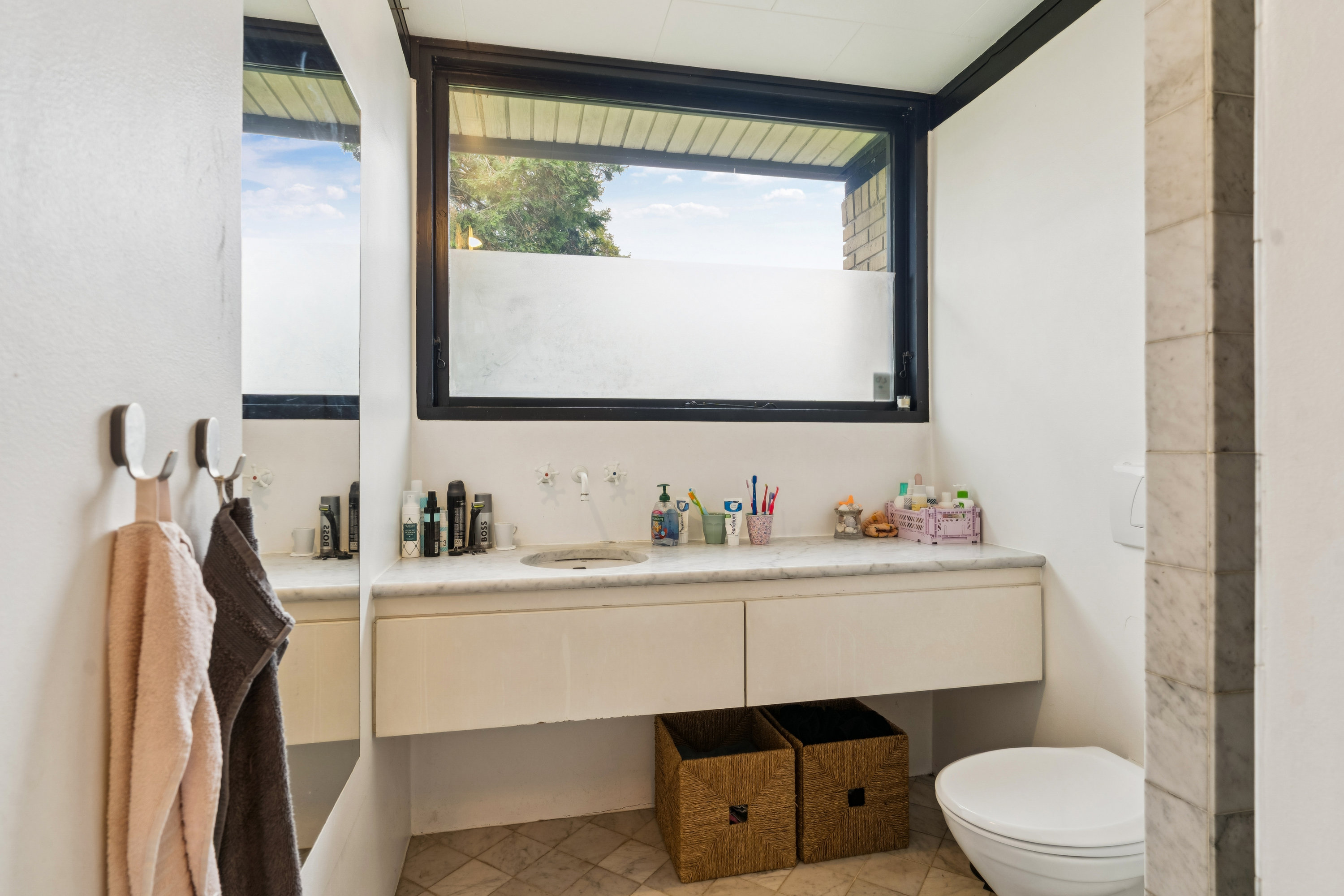 Fremhævet badeværelse billede i fuldskærmstilstand. Billede af Rolighedsvej 13A, Hareskov, 3500 Værløse