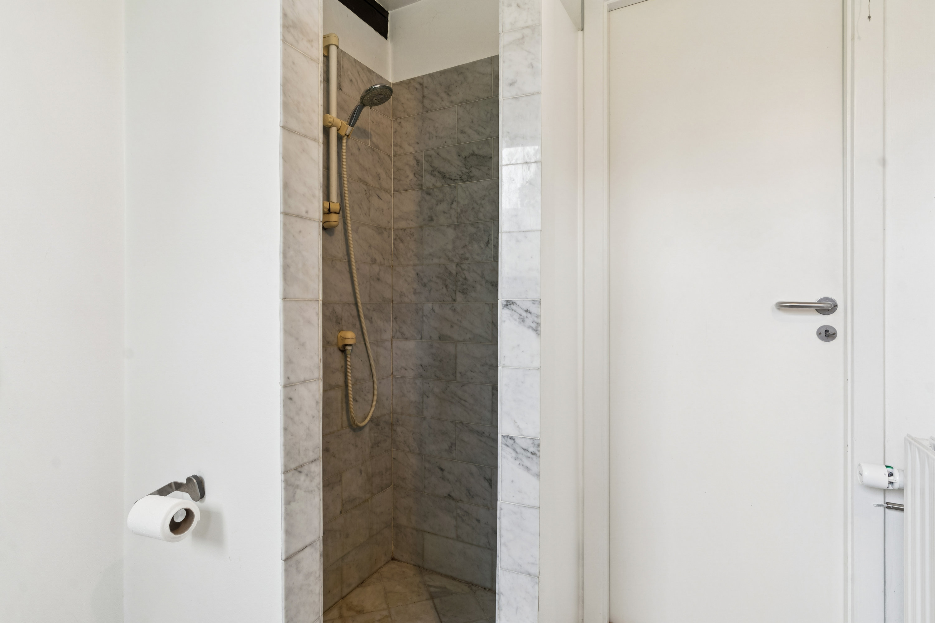 Fremhævet badeværelse billede i fuldskærmstilstand. Billede af Rolighedsvej 13A, Hareskov, 3500 Værløse