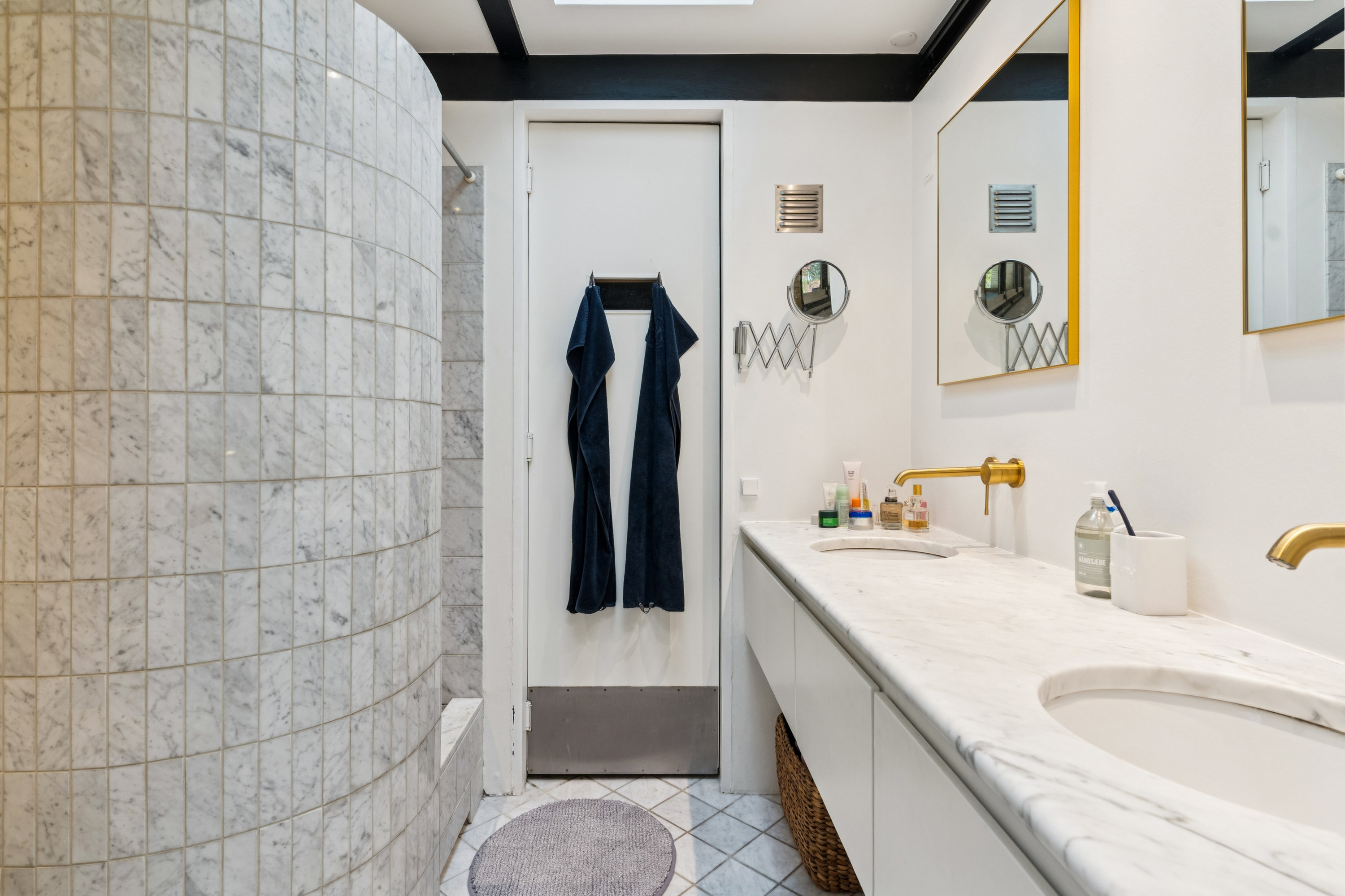 Fremhævet bad billede i fuldskærmstilstand. Billede af Rolighedsvej 13A, Hareskov, 3500 Værløse