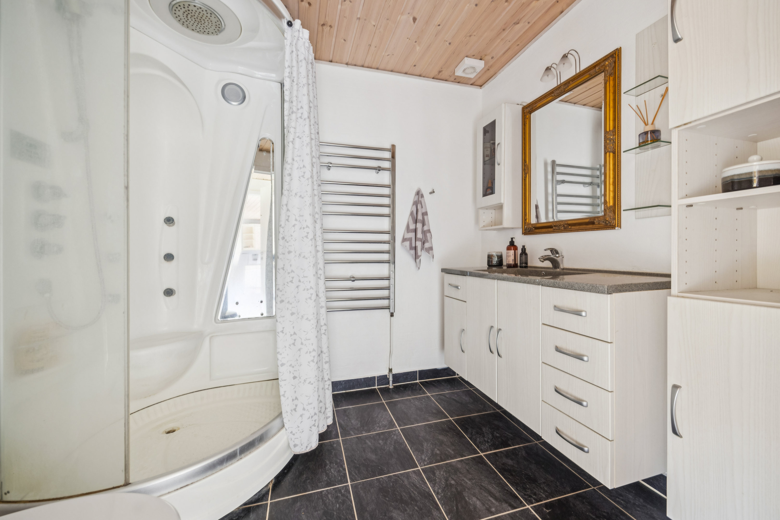 Fremhævet badeværelse billede i fuldskærmstilstand. Billede af Valmuevej 6, 9500 Hobro