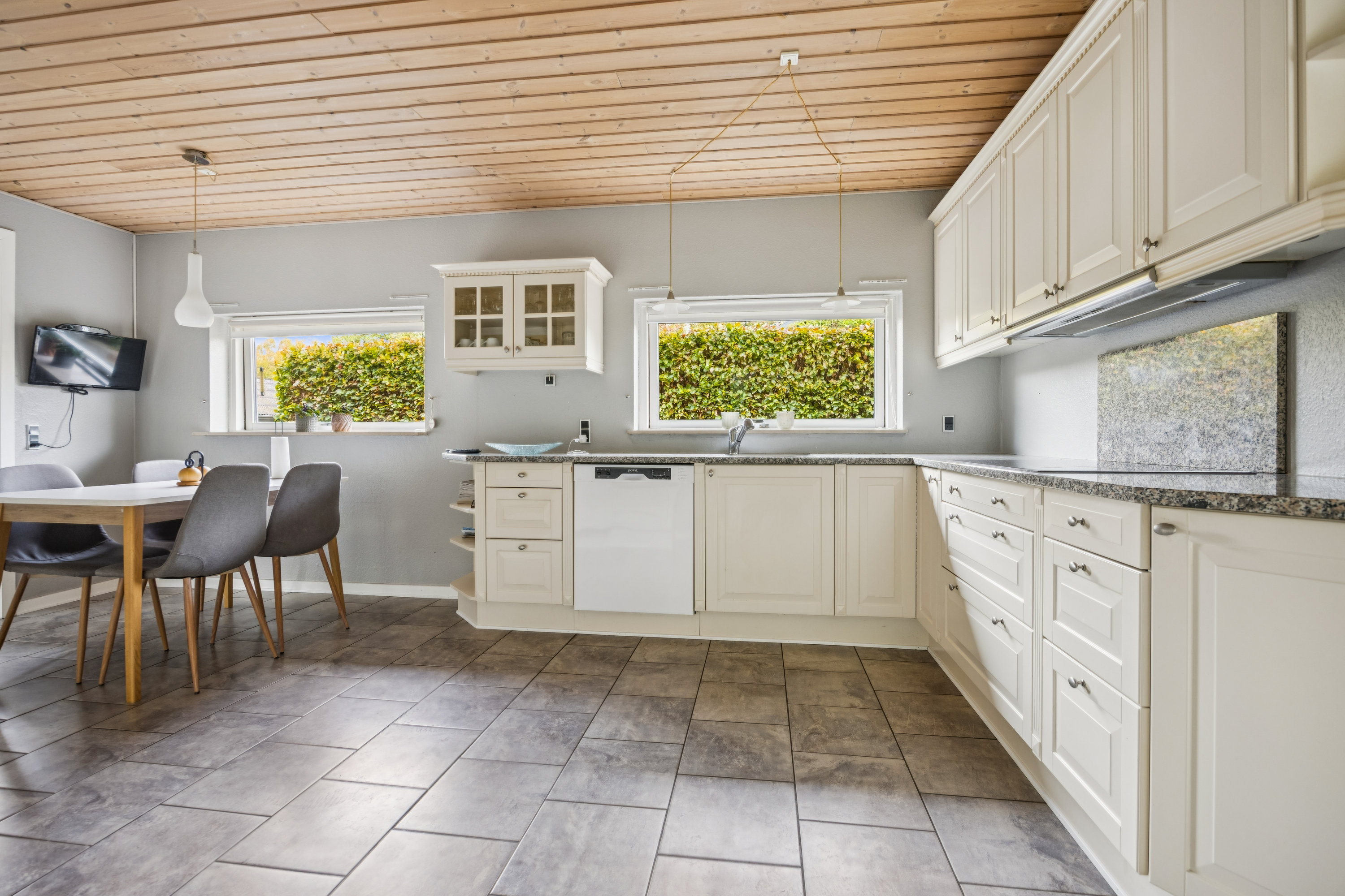 Fremhævet køkken billede i fuldskærmstilstand. Billede af Valmuevej 6, 9500 Hobro