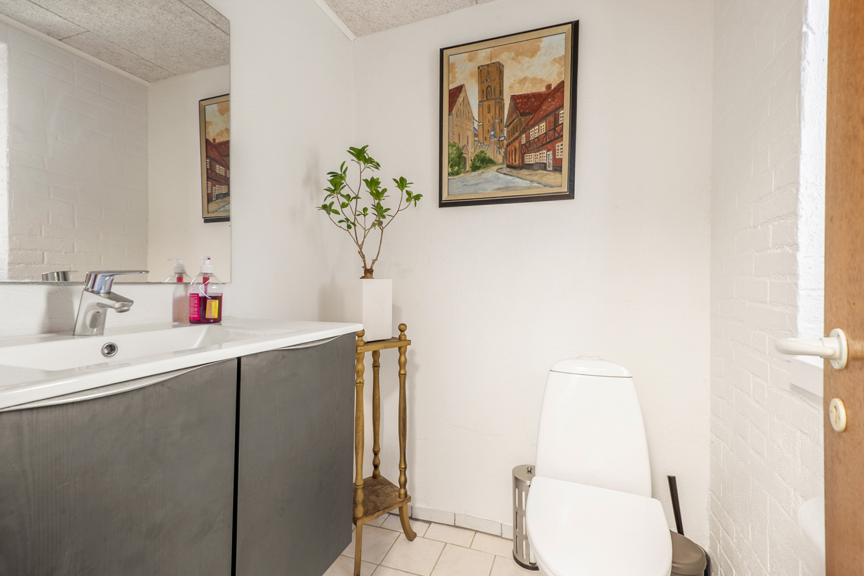 Fremhævet toilet billede i fuldskærmstilstand. Billede af Ellebakken 5, 6800 Varde