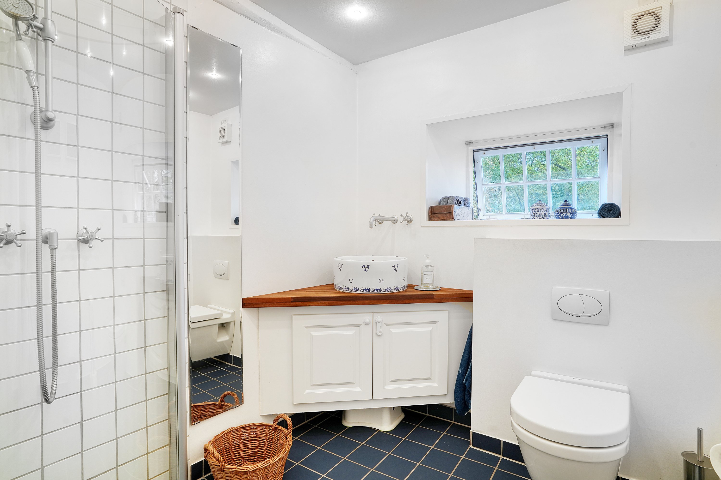 Fremhævet badeværelse billede i fuldskærmstilstand. Billede af Holmenevej 25, Holmene, 3140 Ålsgårde