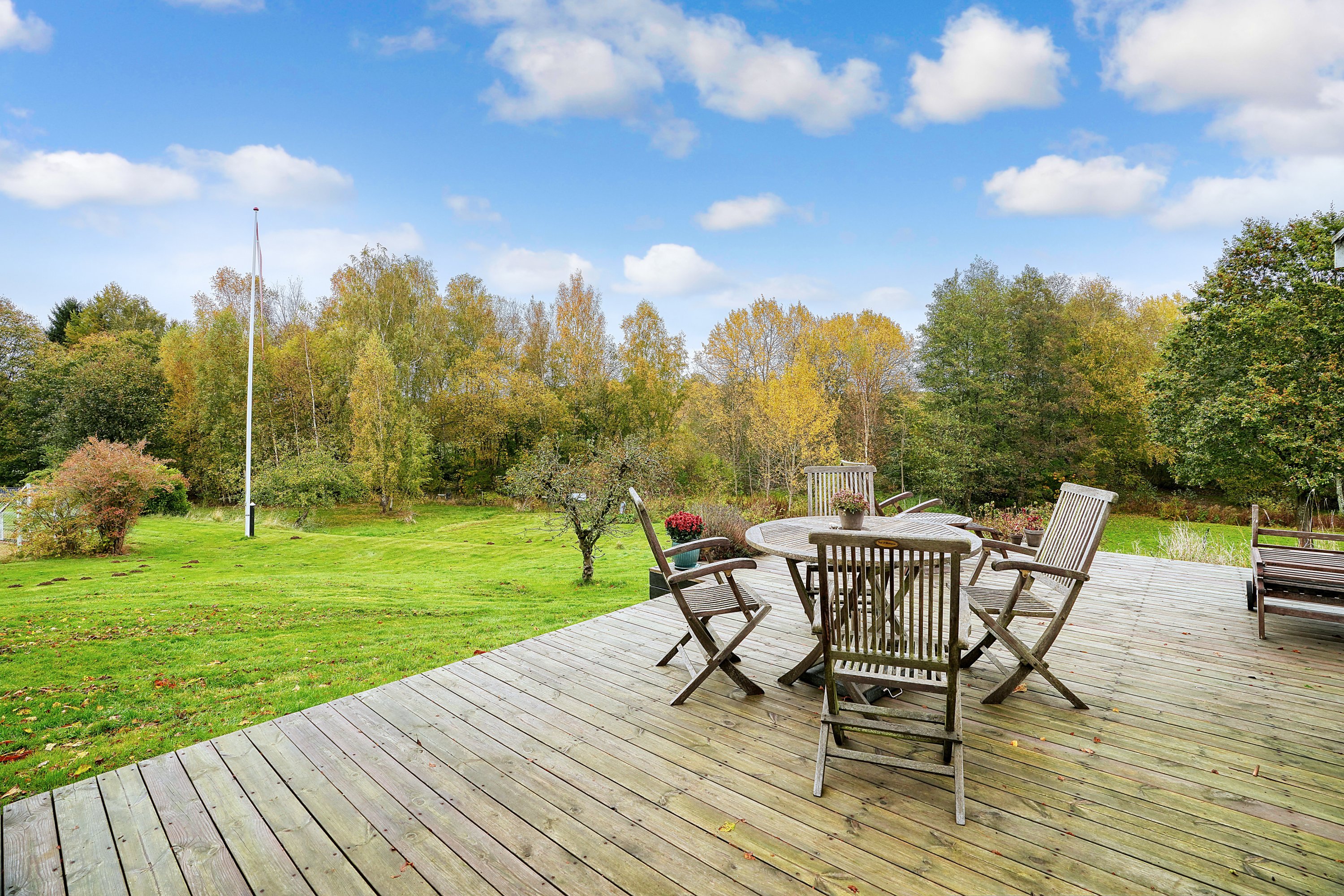 Fremhævet terrasse billede i fuldskærmstilstand. Billede af Holmenevej 25, Holmene, 3140 Ålsgårde
