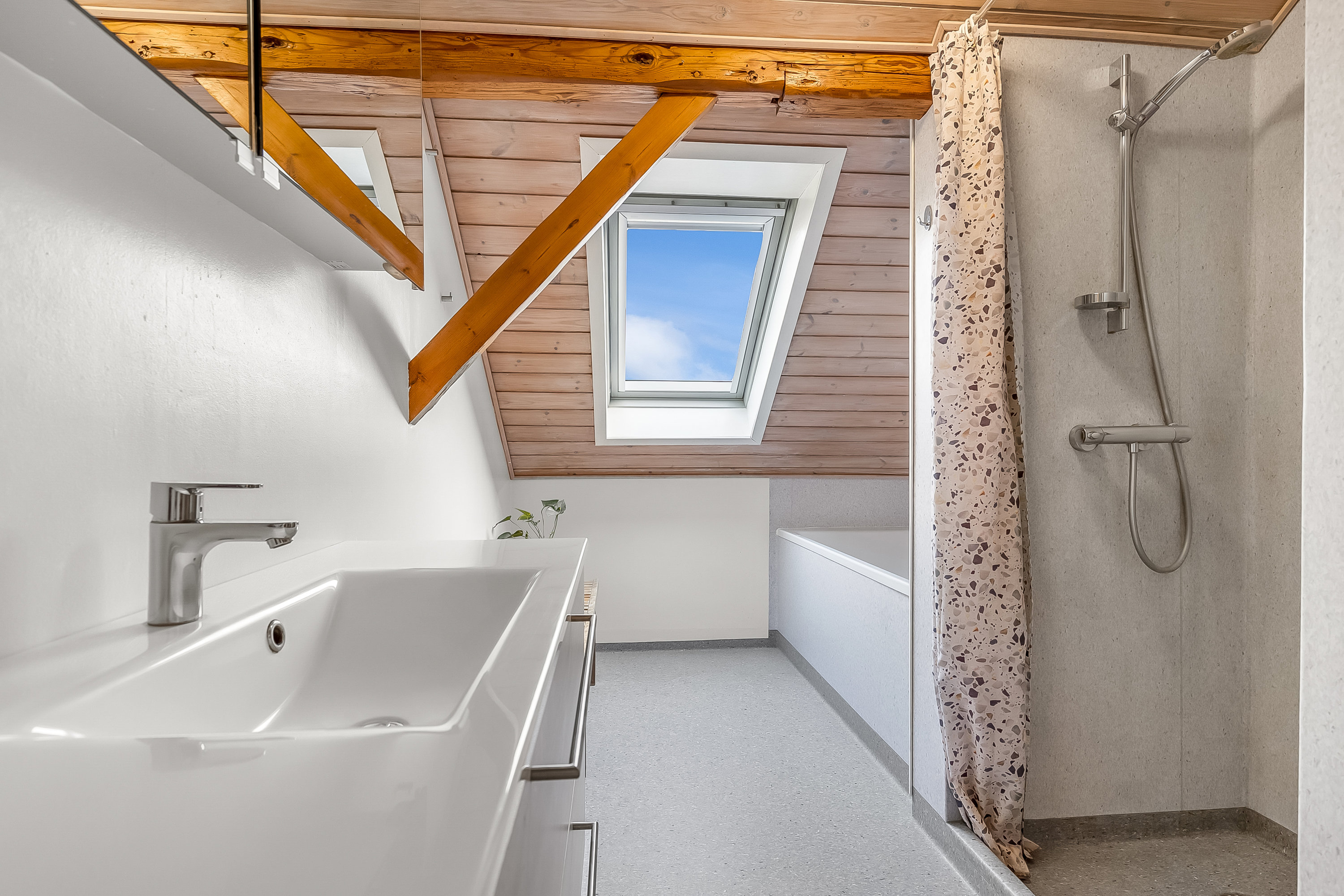 Fremhævet badeværelse billede i fuldskærmstilstand. Billede af Jernbanegade 15, 6640 Lunderskov