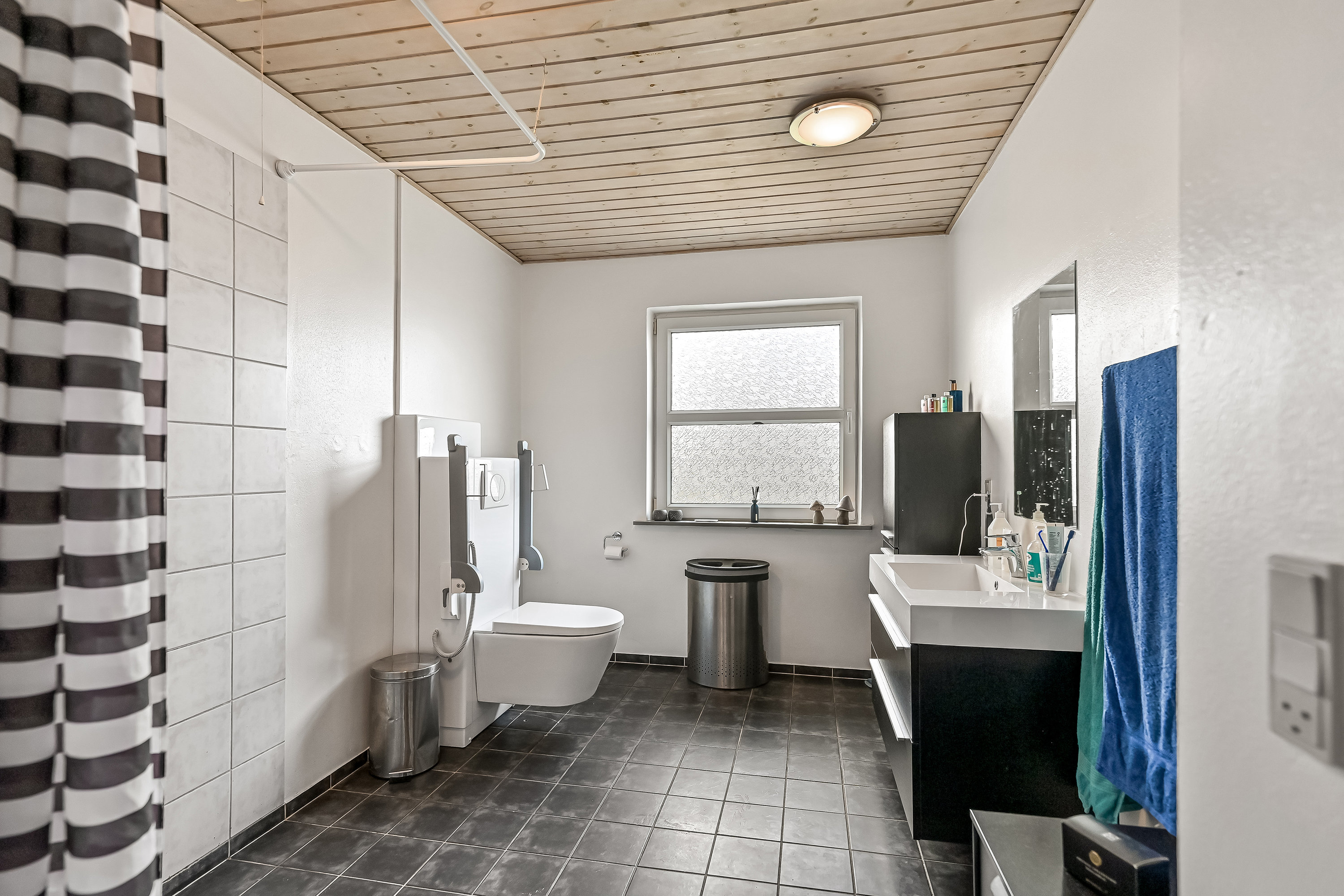 Fremhævet badeværelse billede i fuldskærmstilstand. Billede af Krogvejen 23, Arnborg, 7400 Herning