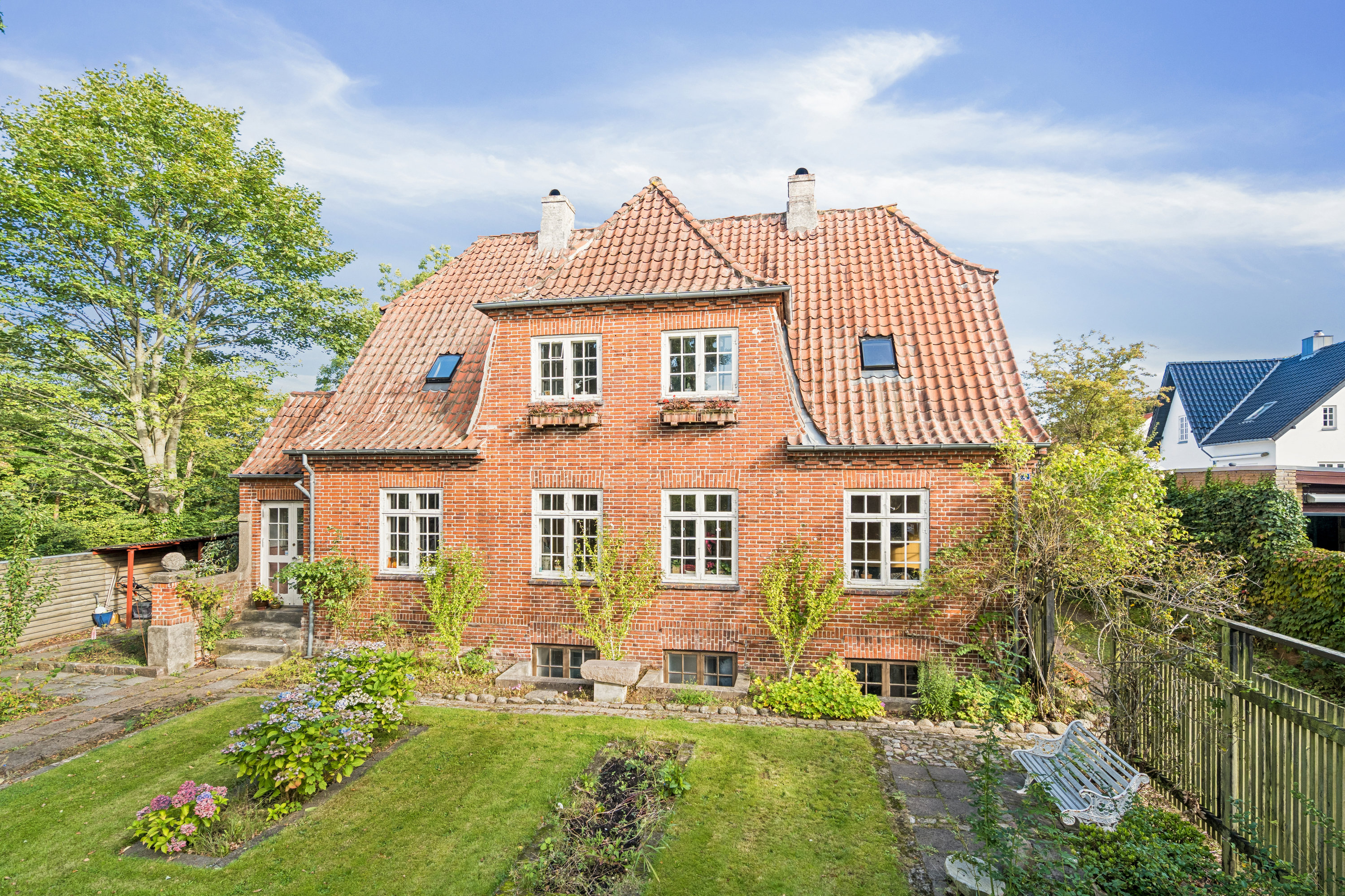 Fremhævet set fra haven billede i fuldskærmstilstand. Billede af Hyldtoftevej 4, 9800 Hjørring