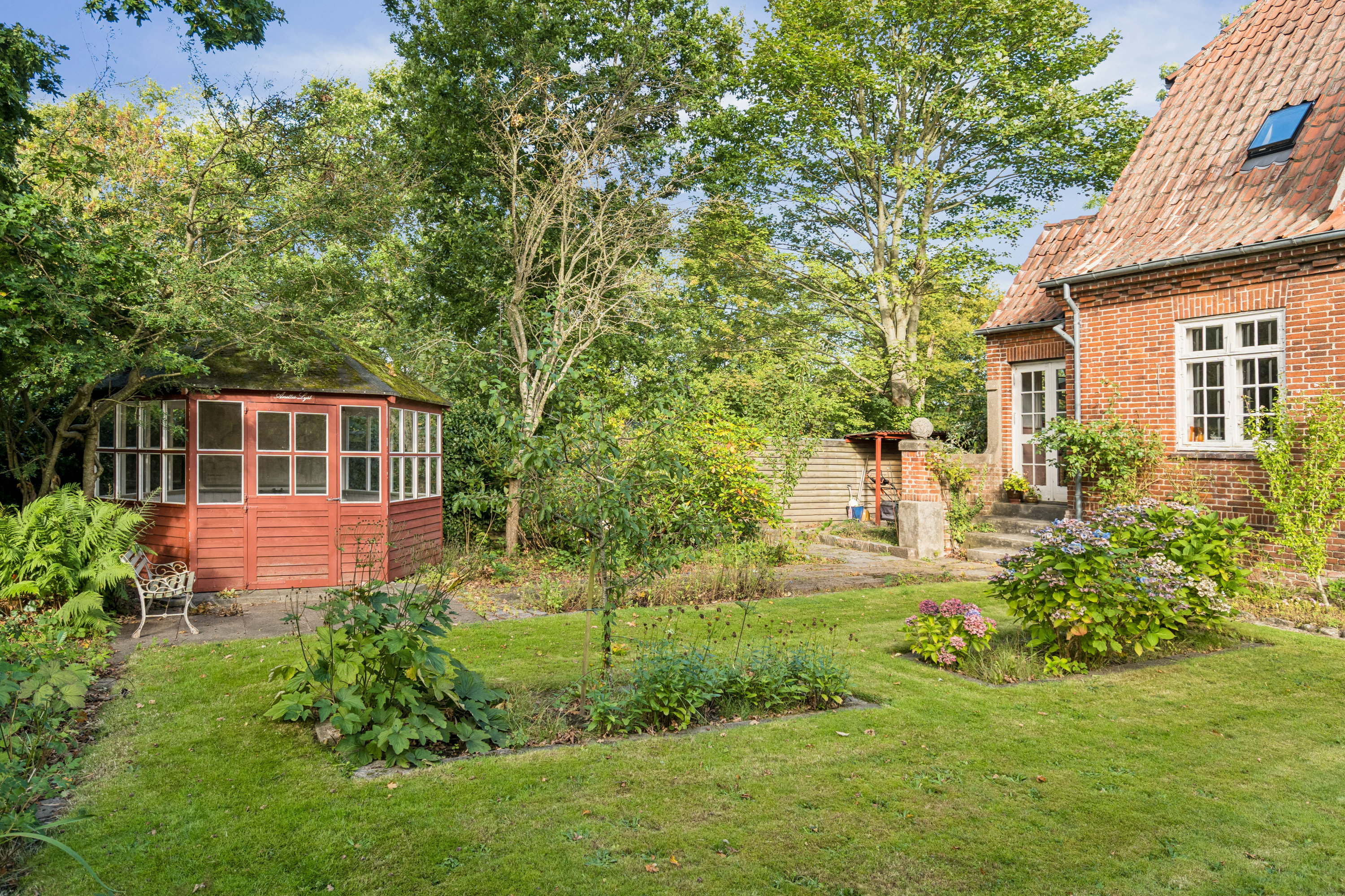 Miniaturebillede 1: have med lysthus. Billede af Hyldtoftevej 4, 9800 Hjørring