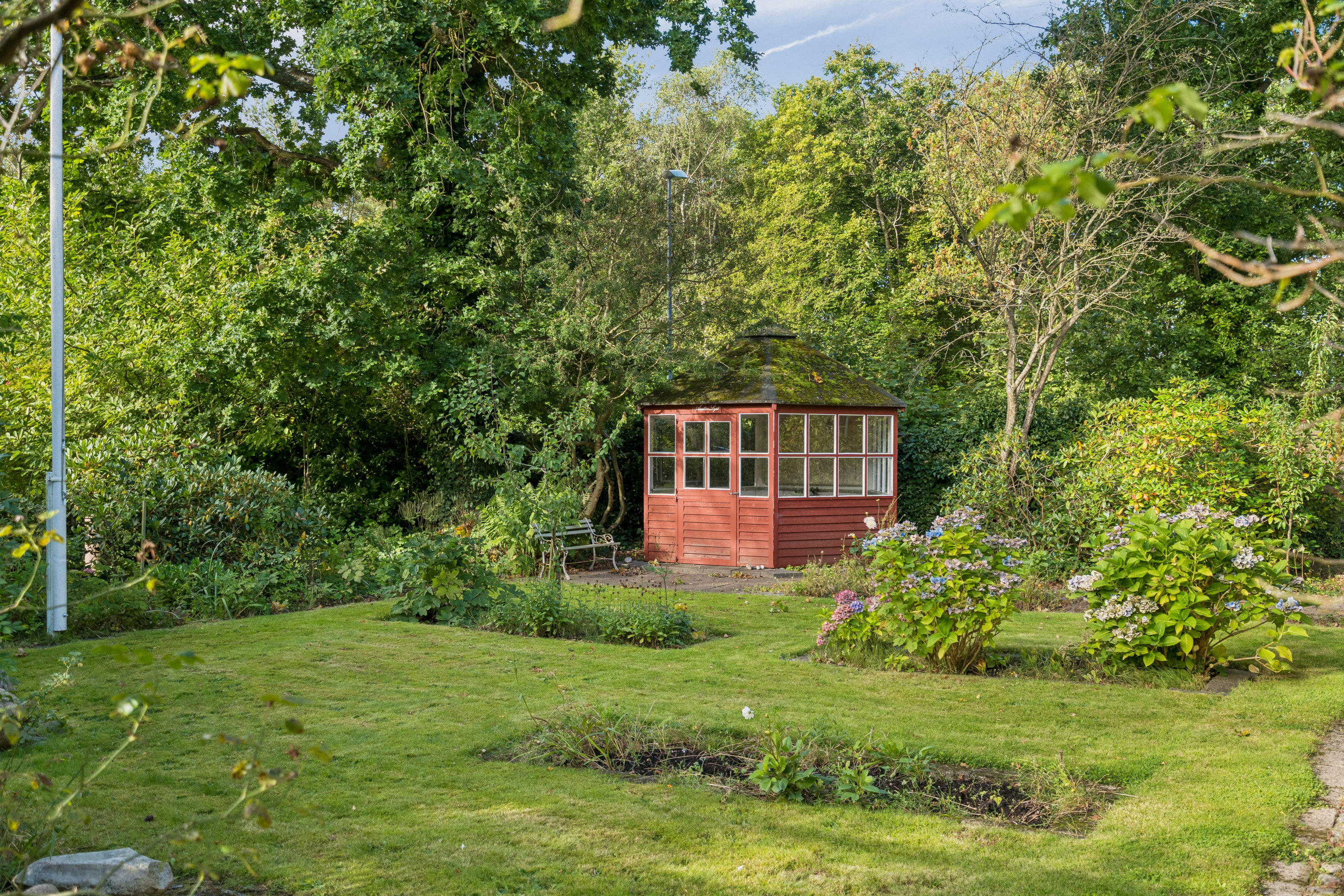 Fremhævet have med lysthus billede i fuldskærmstilstand. Billede af Hyldtoftevej 4, 9800 Hjørring