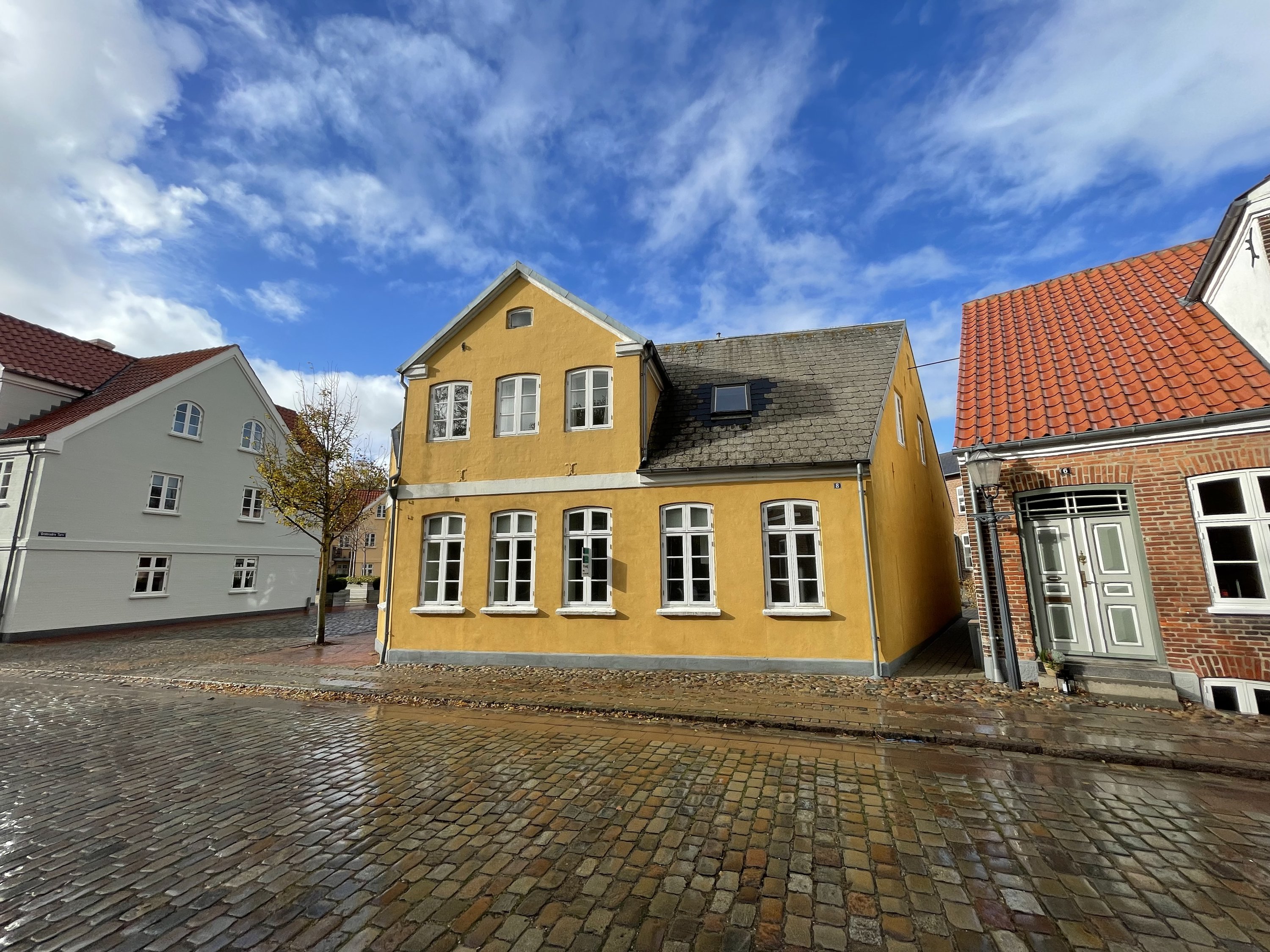 Miniaturebillede 1: ejendommen. Billede af Gråbrødre Torv 2, 6760 Ribe