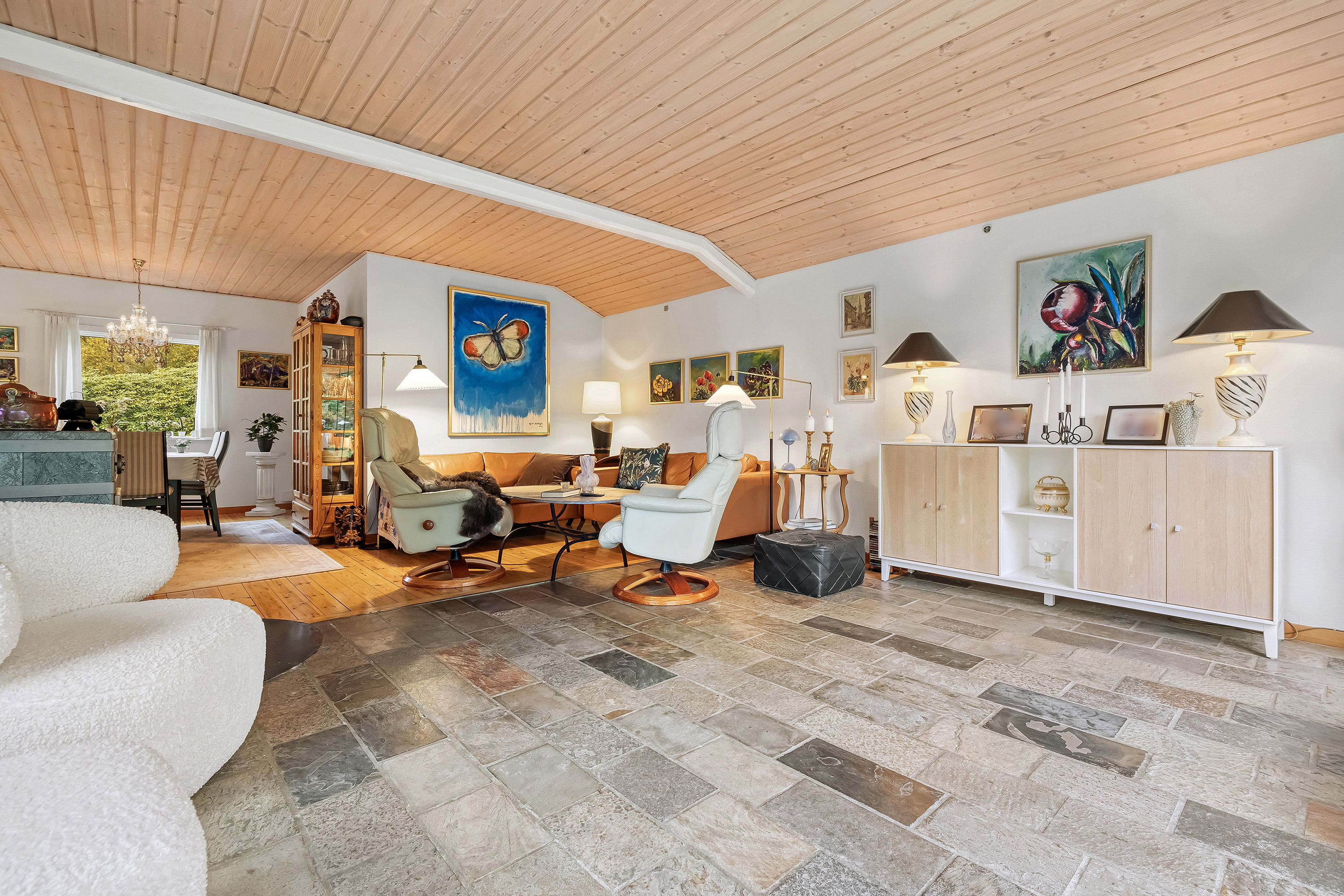 Fremhævet stue billede i fuldskærmstilstand. Billede af Udsholt Strandvej 113, 3230 Græsted