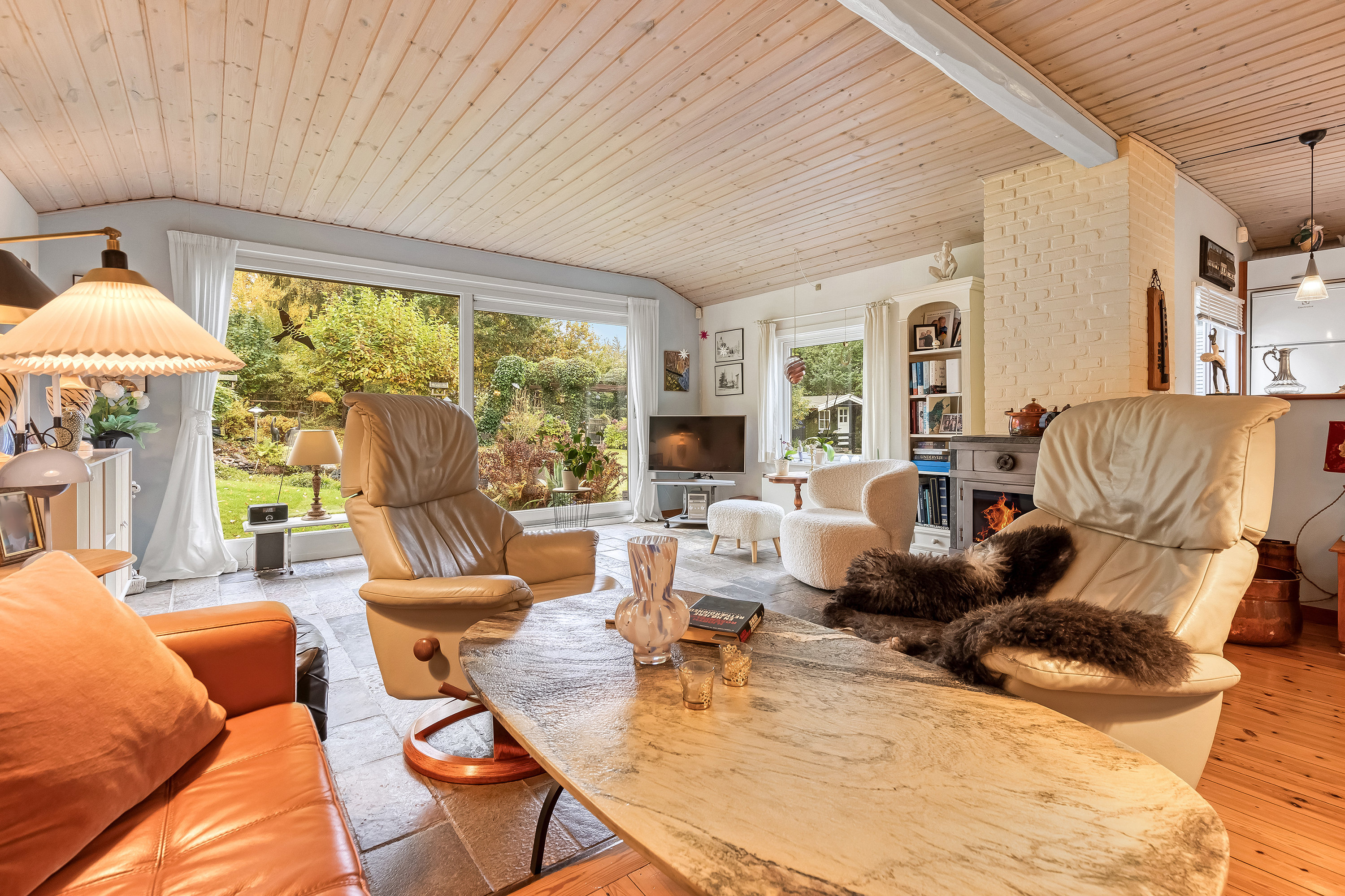 Fremhævet stue billede i fuldskærmstilstand. Billede af Udsholt Strandvej 113, 3230 Græsted