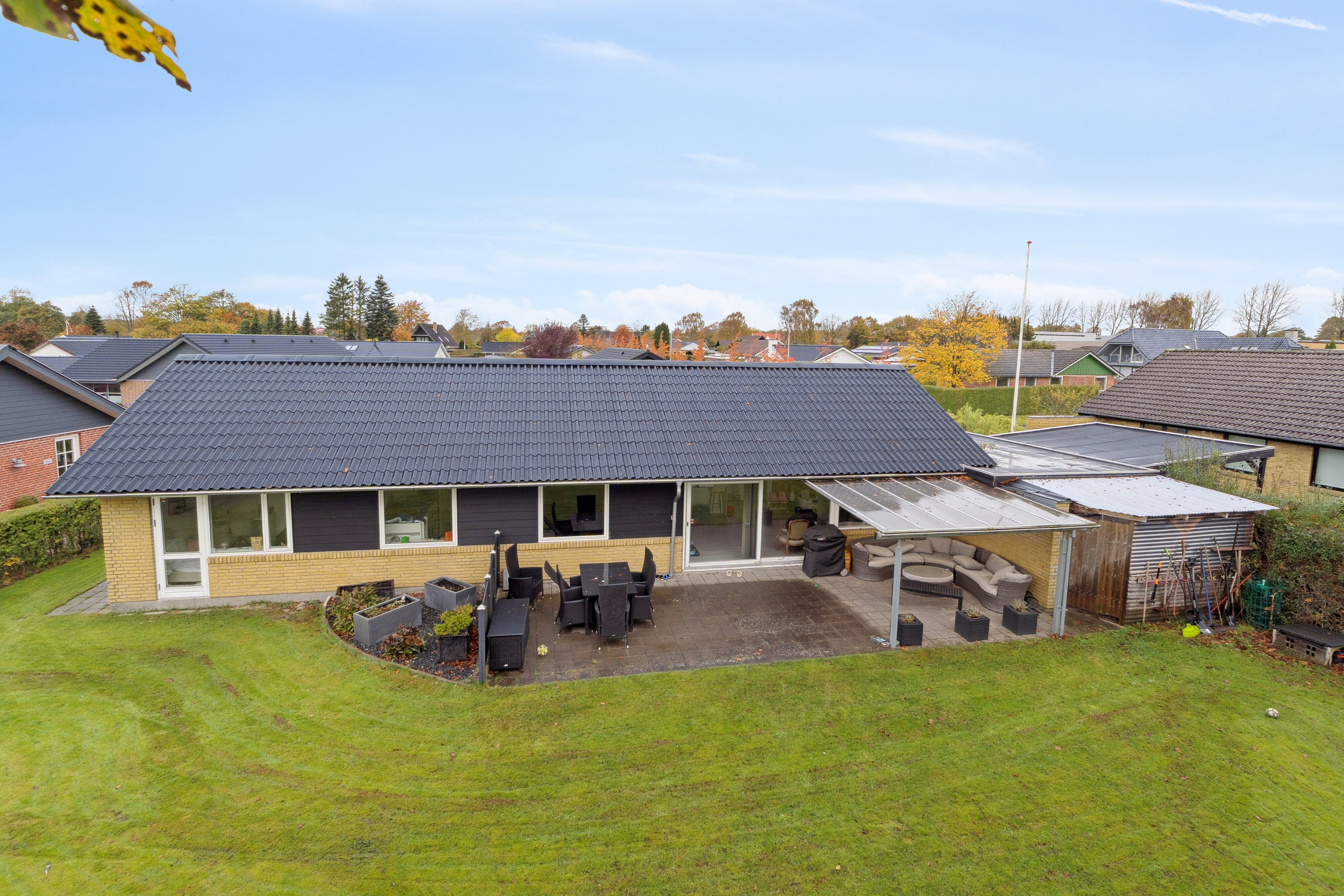 Fremhævet set fra haven billede i fuldskærmstilstand. Billede af H C Andersens Vej 120, 7430 Ikast