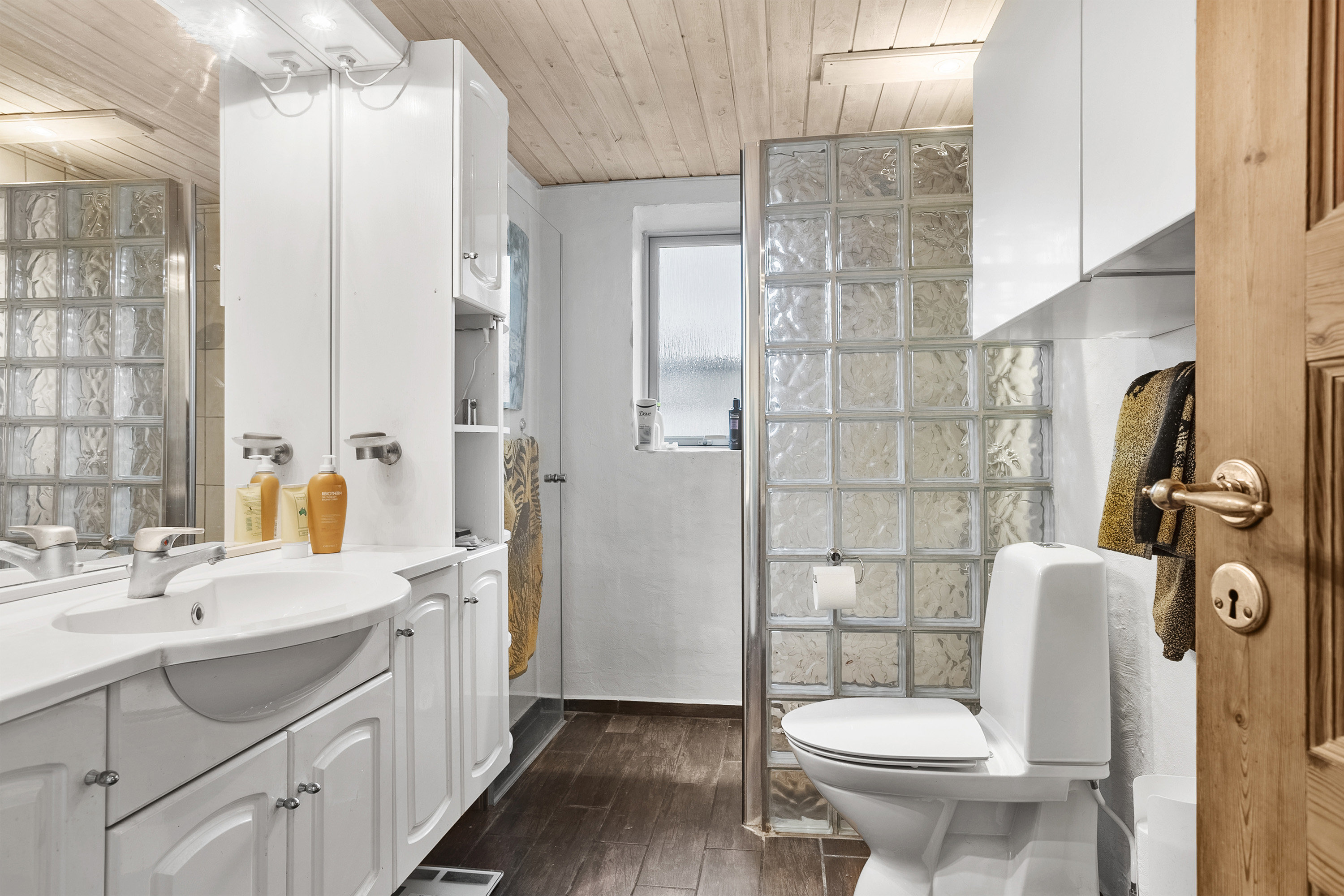 Fremhævet badeværelse billede i fuldskærmstilstand. Billede af Brombærgangen 1, 6600 Vejen