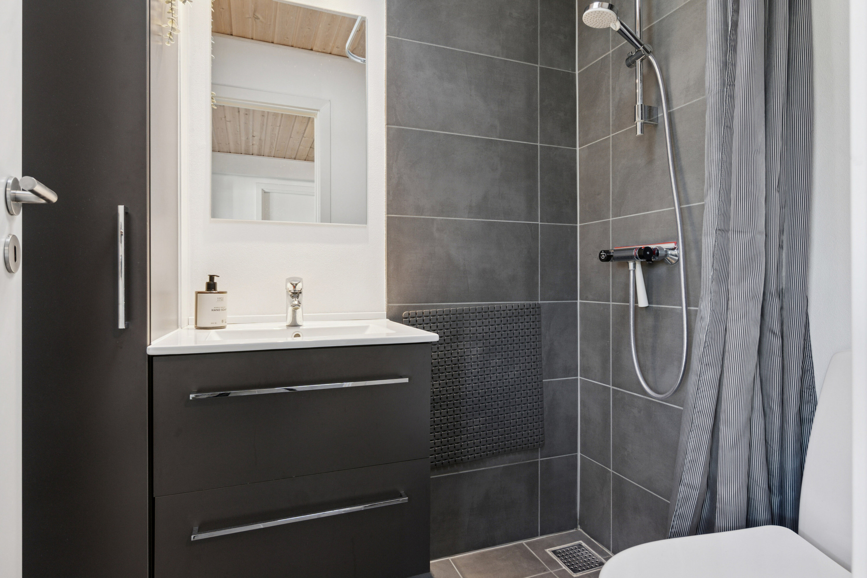 Fremhævet badeværelse billede i fuldskærmstilstand. Billede af Egevænget 38, 7730 Hanstholm