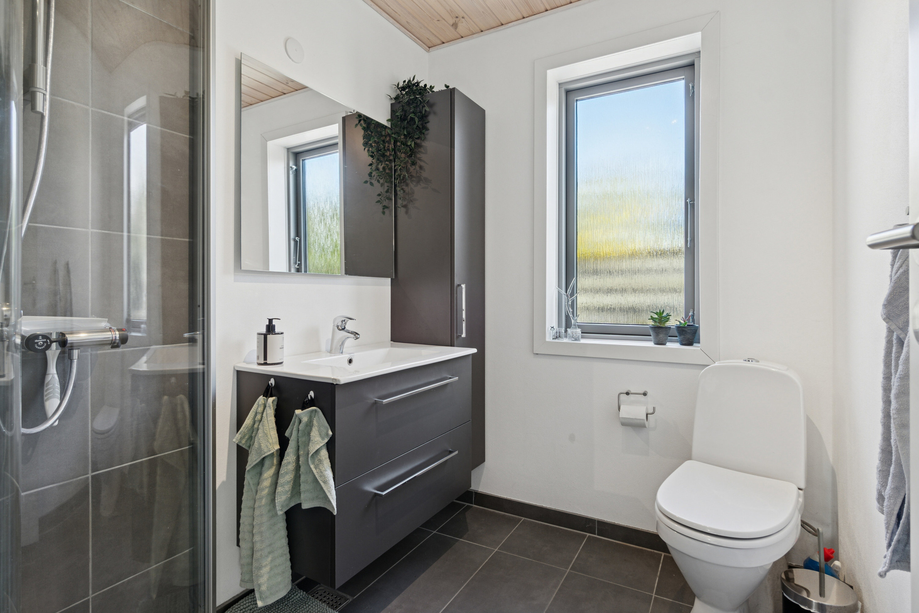 Fremhævet badeværelse billede i fuldskærmstilstand. Billede af Egevænget 38, 7730 Hanstholm