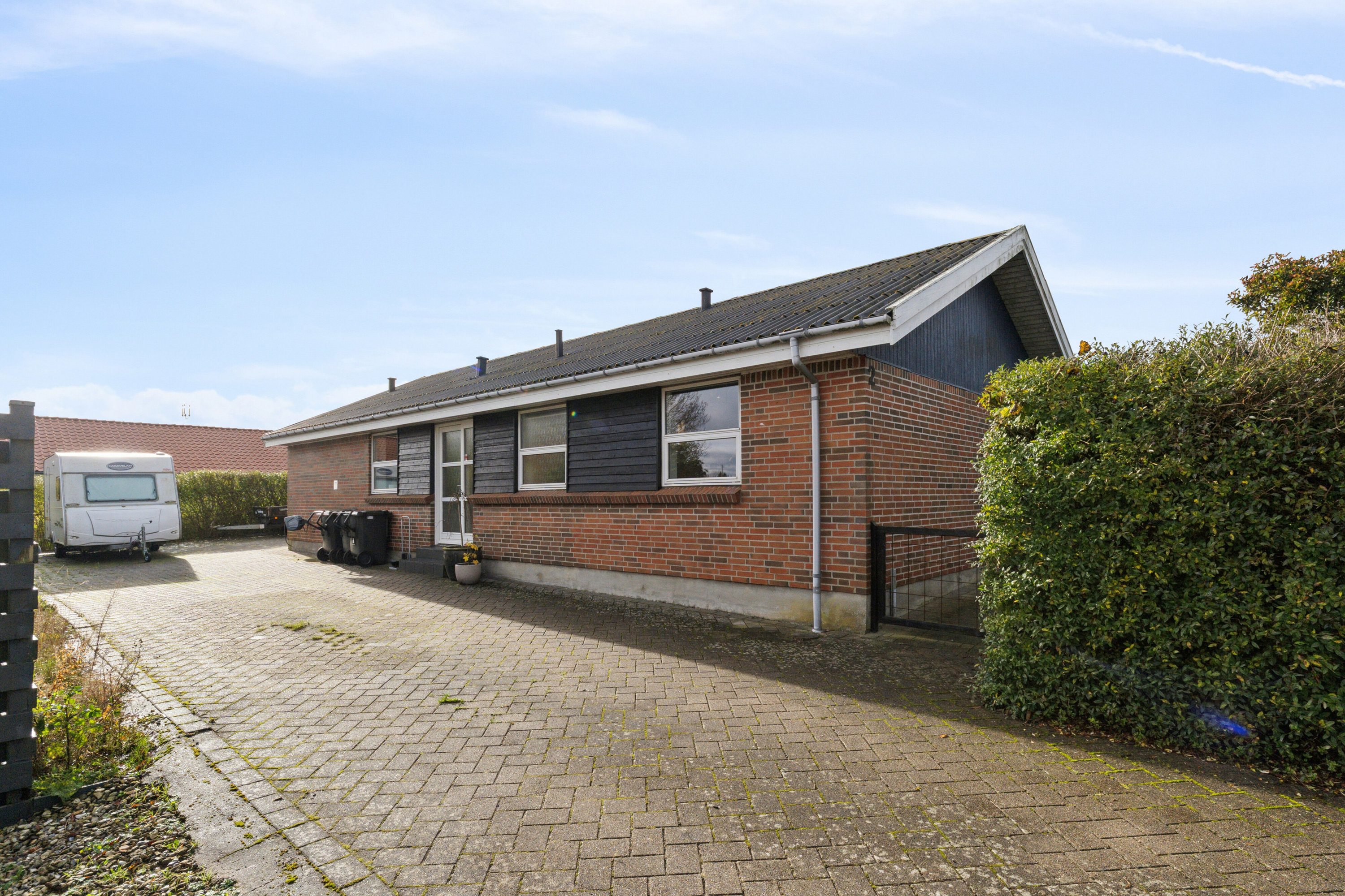 Fremhævet set fra vejen billede i fuldskærmstilstand. Billede af Liljevej 2, 9870 Sindal