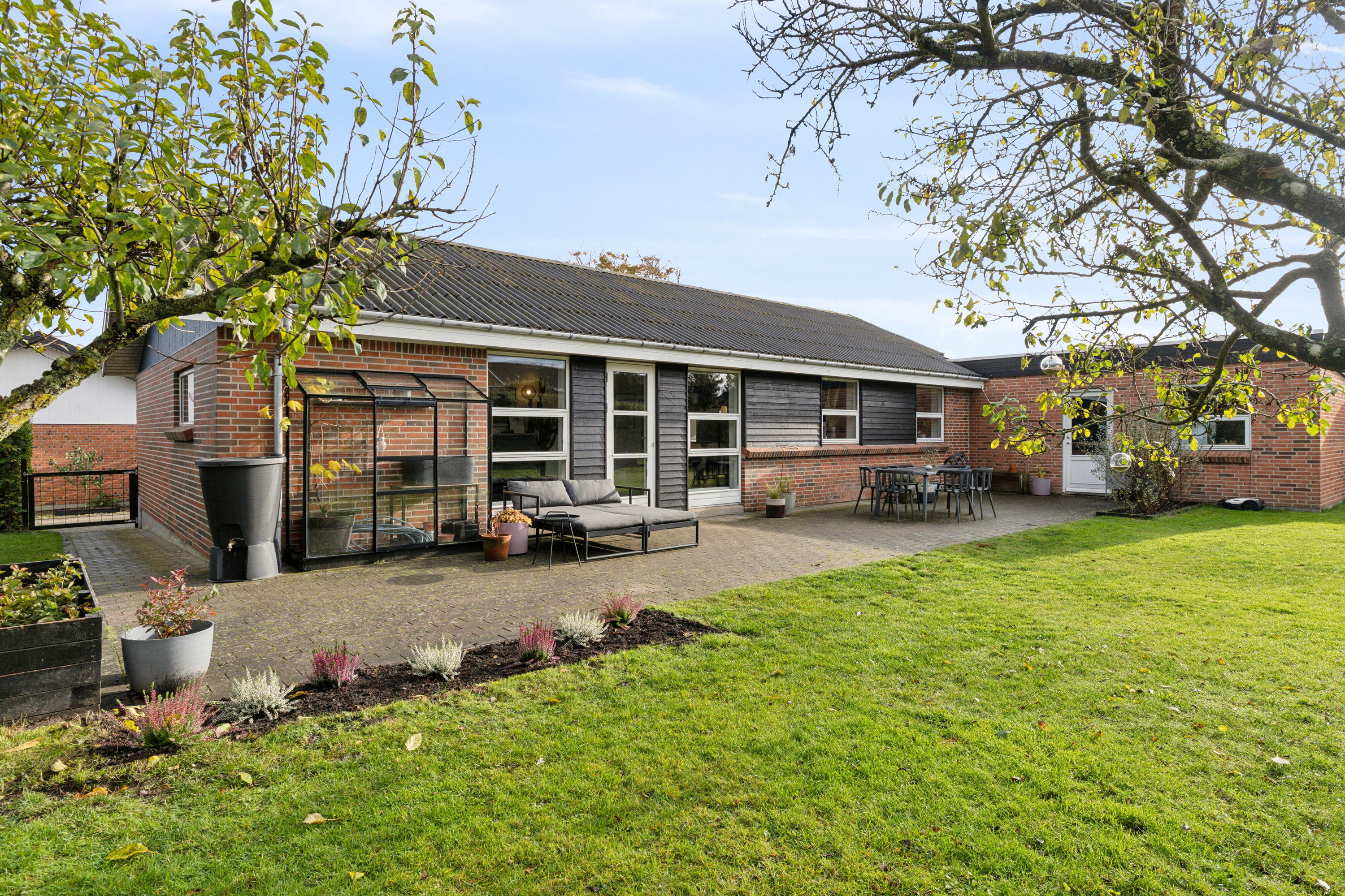Fremhævet set fra haven billede i fuldskærmstilstand. Billede af Liljevej 2, 9870 Sindal