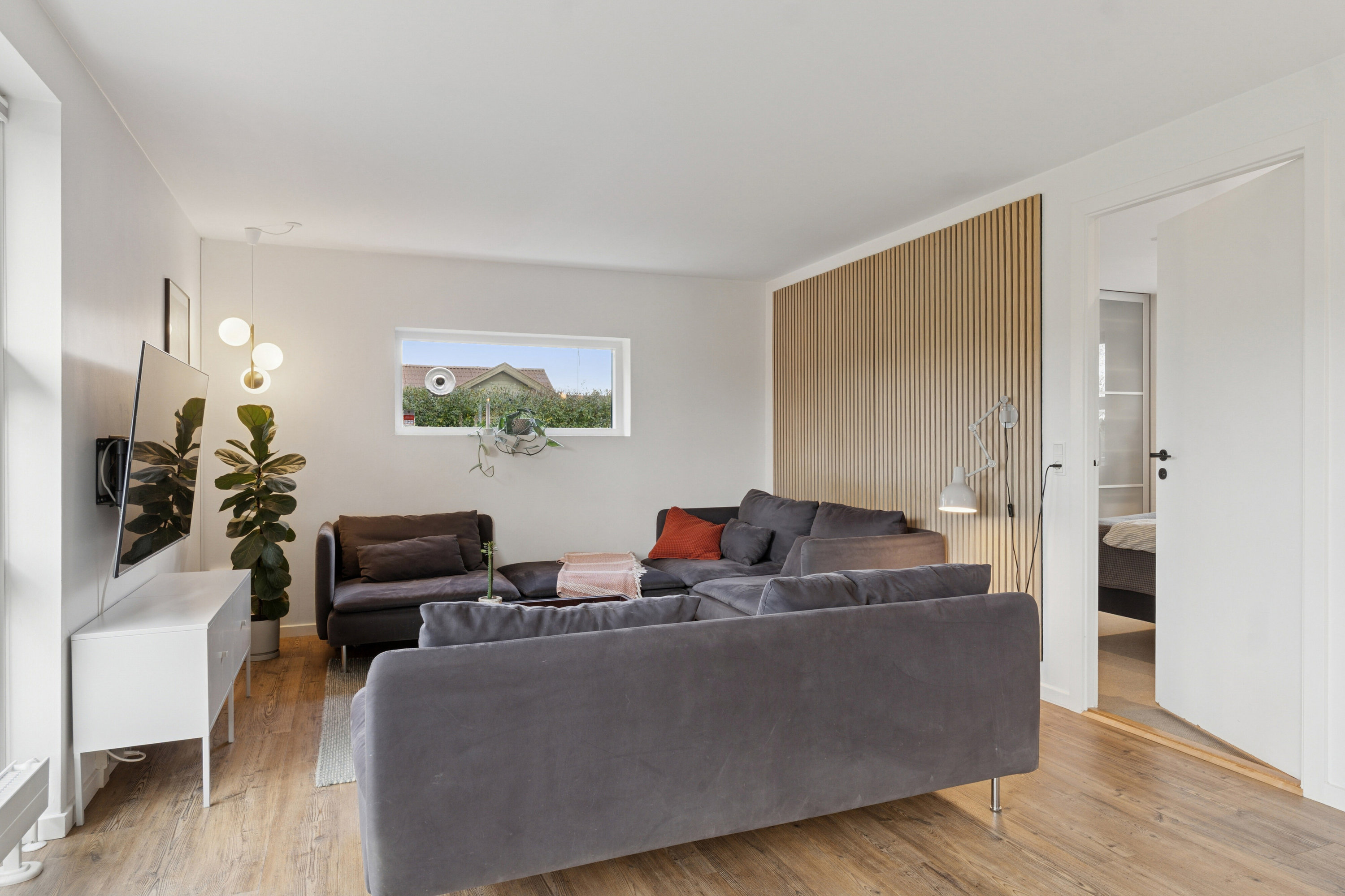 Fremhævet stue billede i fuldskærmstilstand. Billede af Liljevej 2, 9870 Sindal