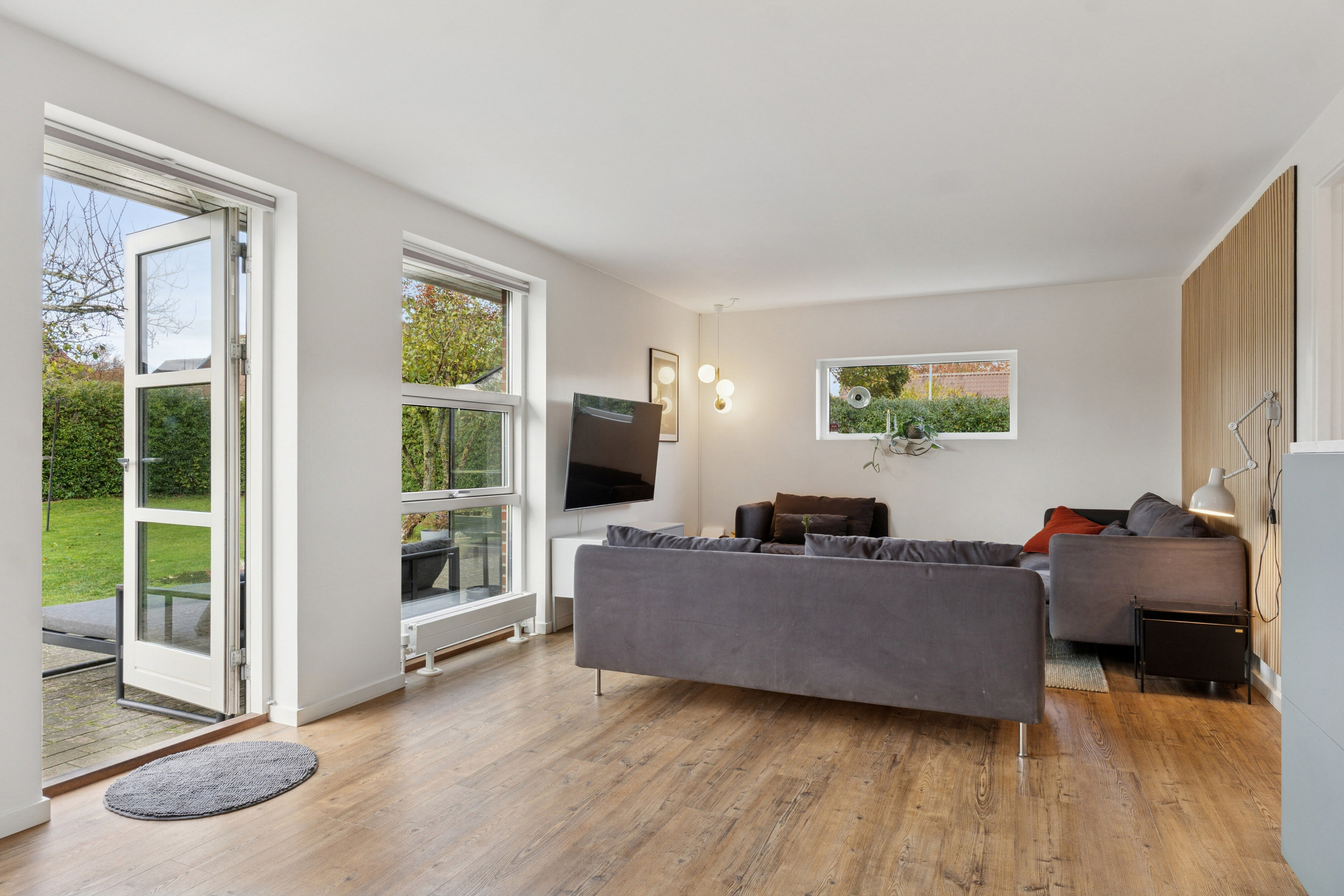 Fremhævet stue billede i fuldskærmstilstand. Billede af Liljevej 2, 9870 Sindal