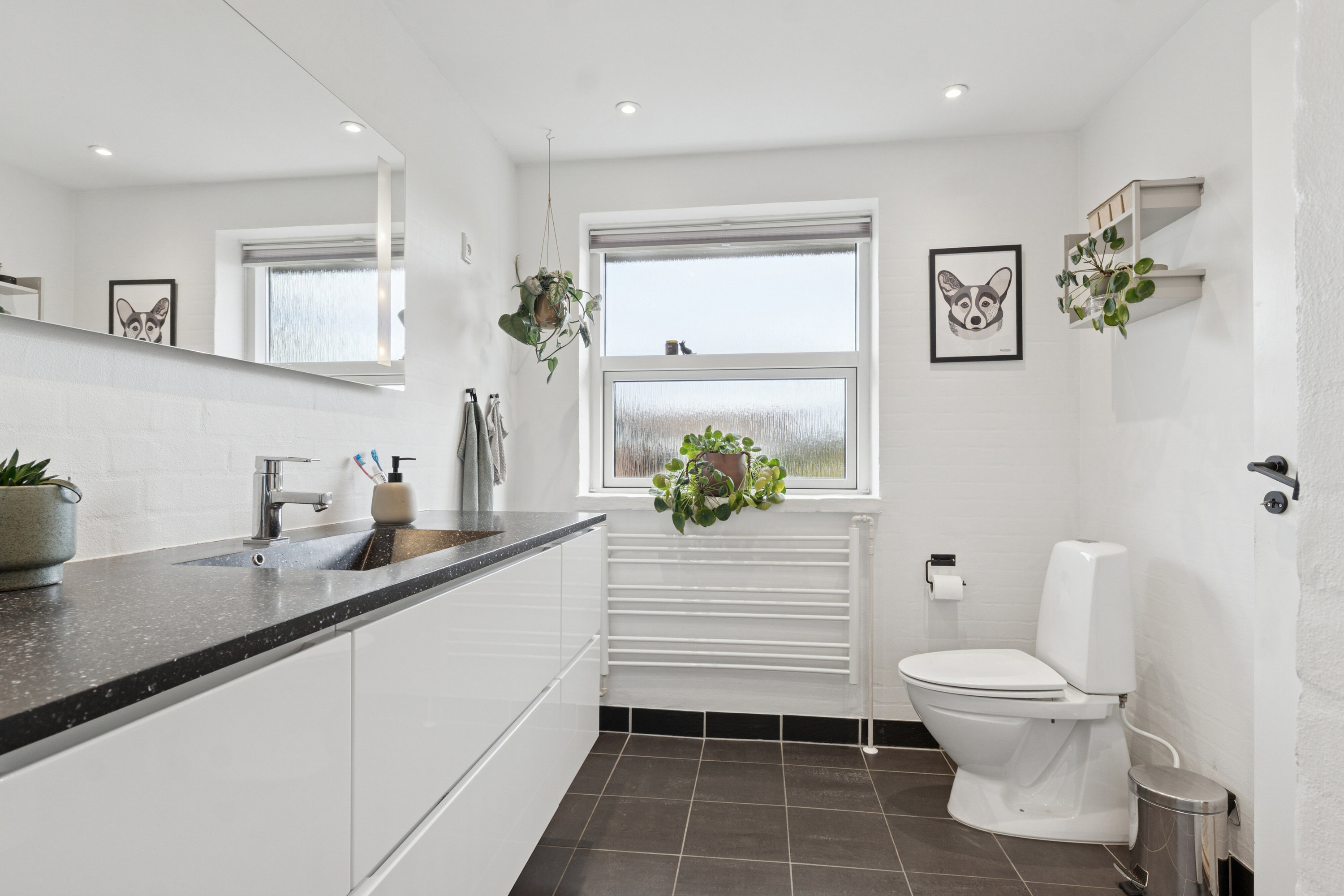 Fremhævet badeværelse billede i fuldskærmstilstand. Billede af Liljevej 2, 9870 Sindal