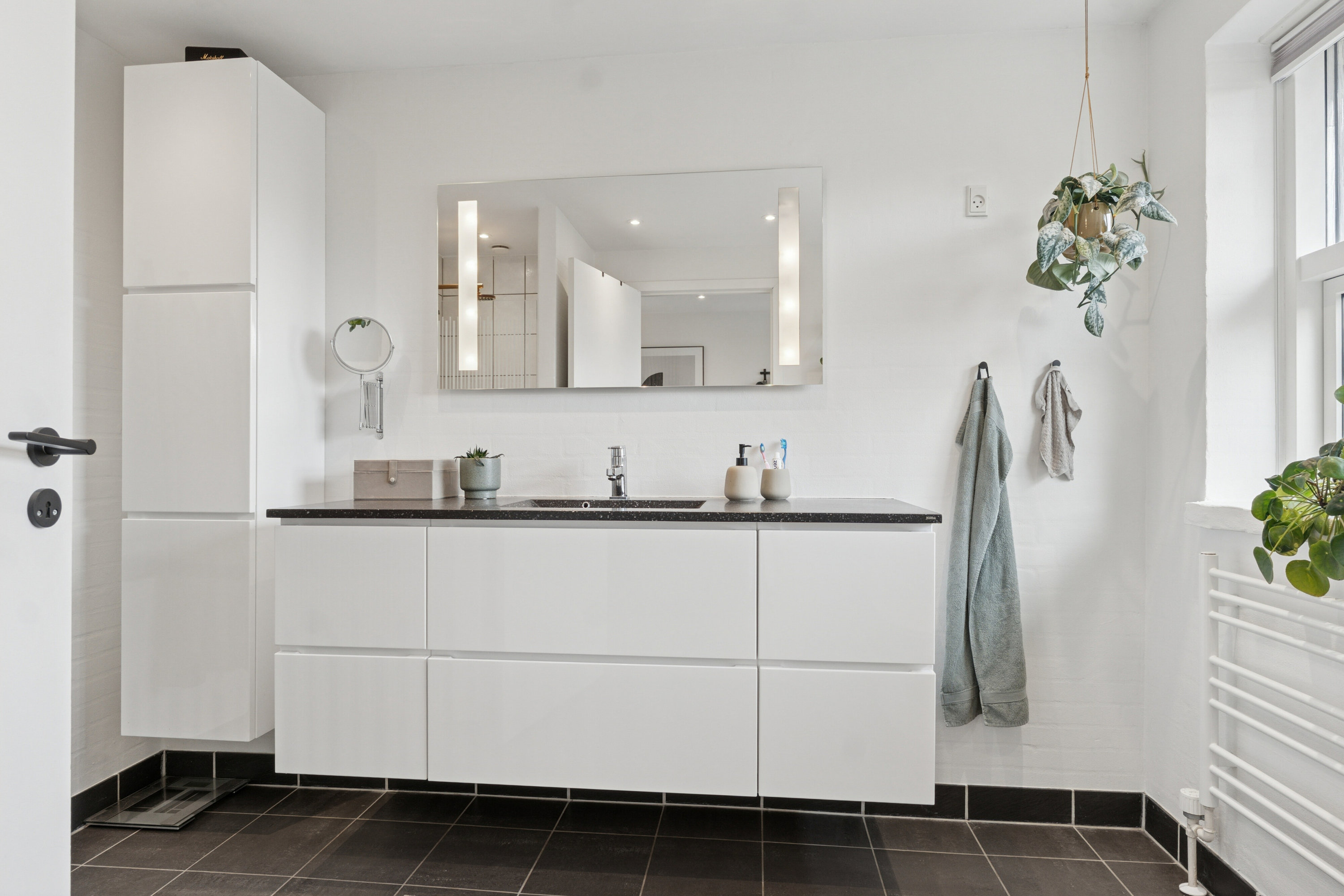 Fremhævet badeværelse billede i fuldskærmstilstand. Billede af Liljevej 2, 9870 Sindal