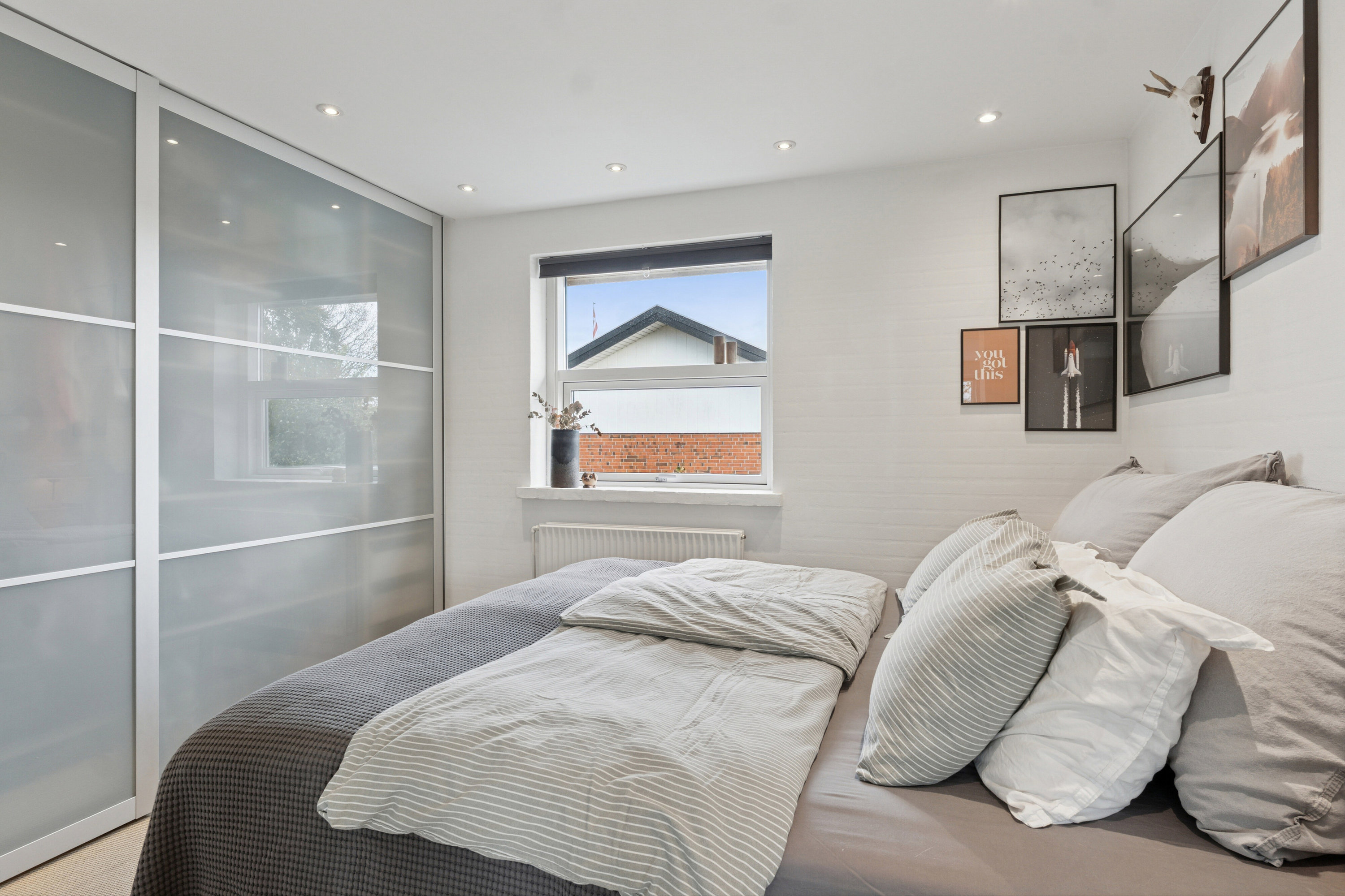 Fremhævet soveværelse billede i fuldskærmstilstand. Billede af Liljevej 2, 9870 Sindal