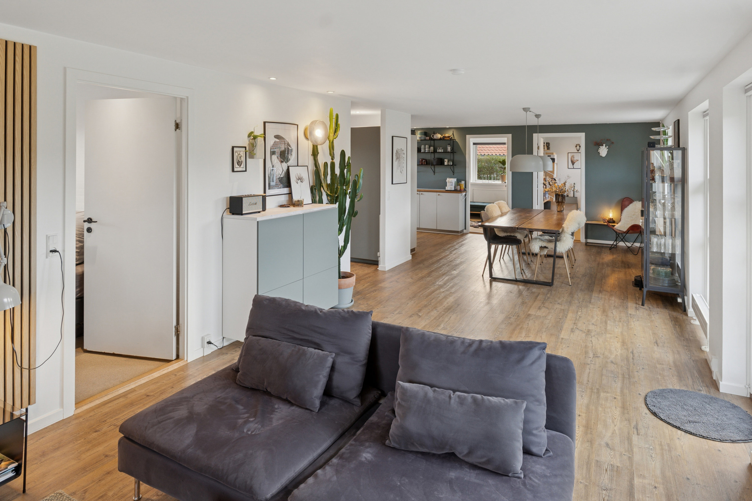 Fremhævet stue billede i fuldskærmstilstand. Billede af Liljevej 2, 9870 Sindal