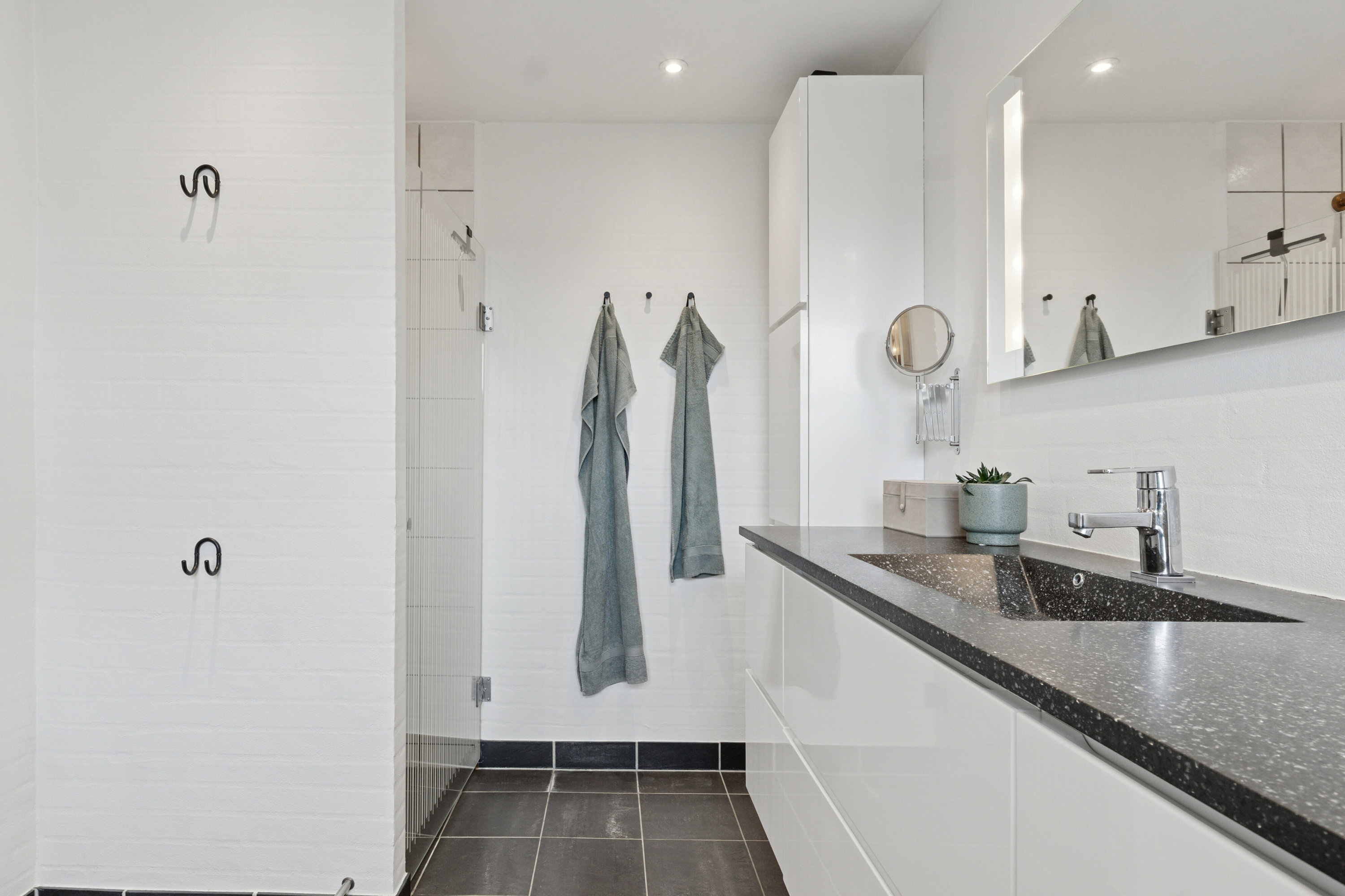 Fremhævet badeværelse billede i fuldskærmstilstand. Billede af Liljevej 2, 9870 Sindal