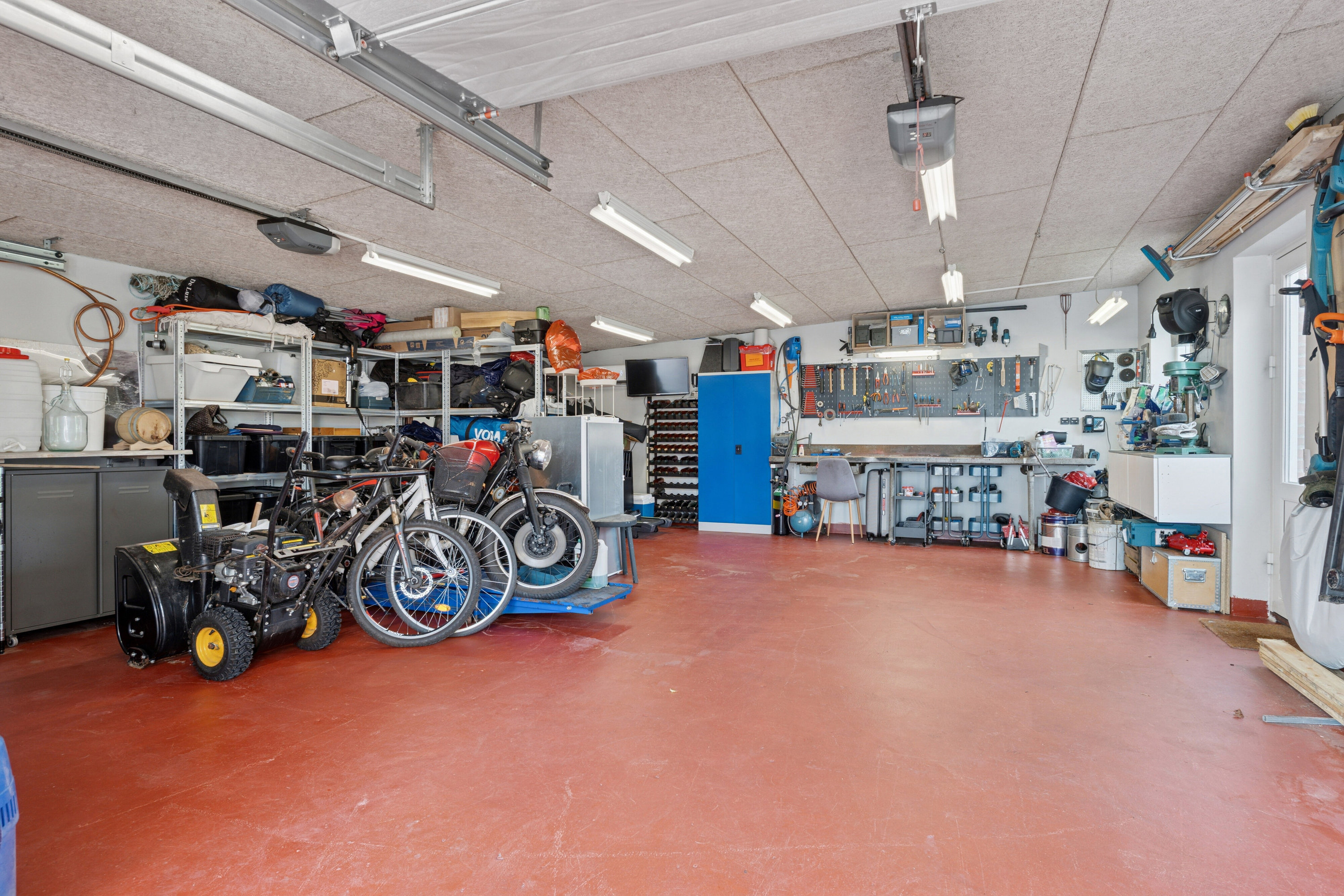 Fremhævet garage billede i fuldskærmstilstand. Billede af Liljevej 2, 9870 Sindal