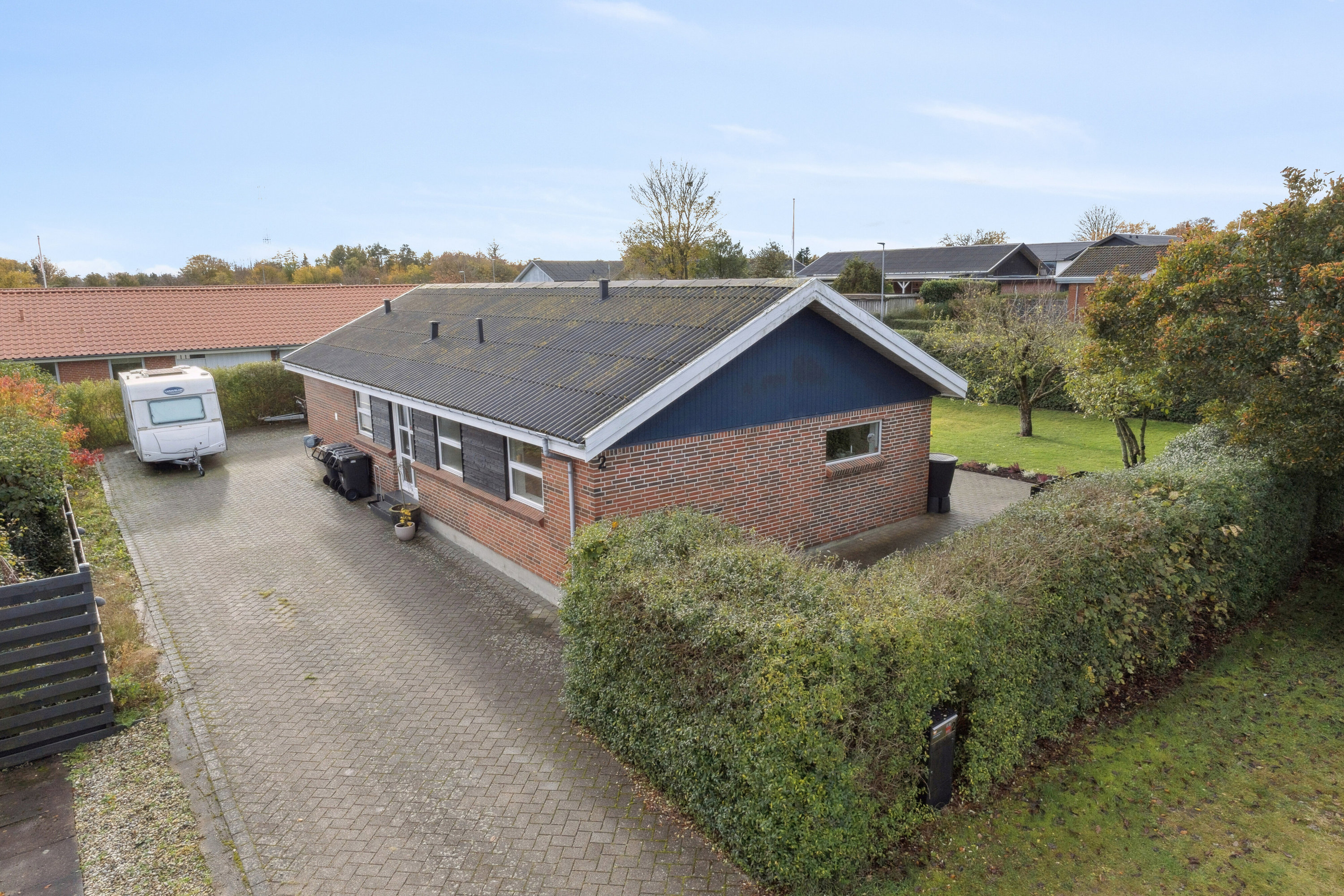 Fremhævet set fra vejen billede i fuldskærmstilstand. Billede af Liljevej 2, 9870 Sindal